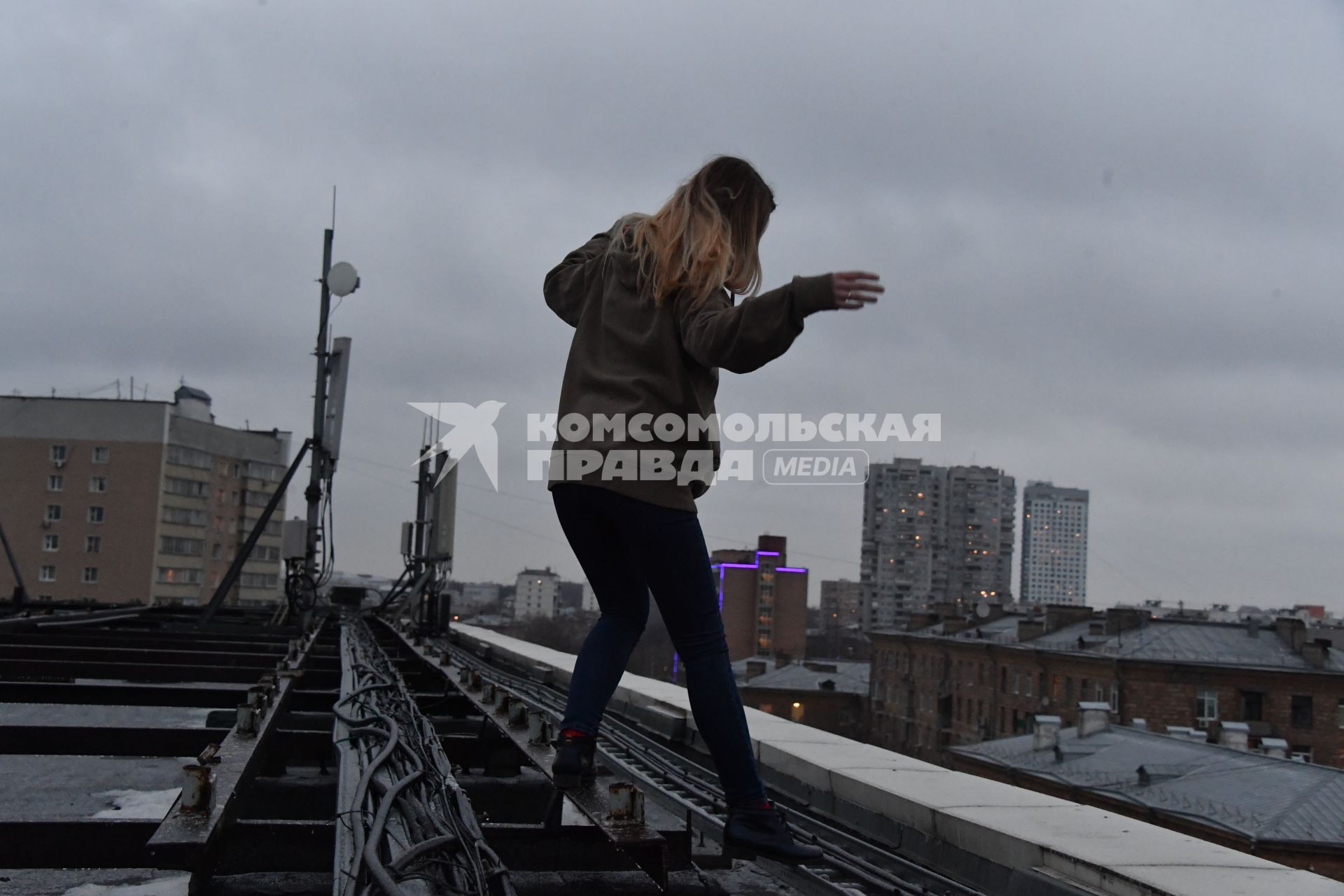 Москва. Постановочная фотосессия на тему подросткового суицида.