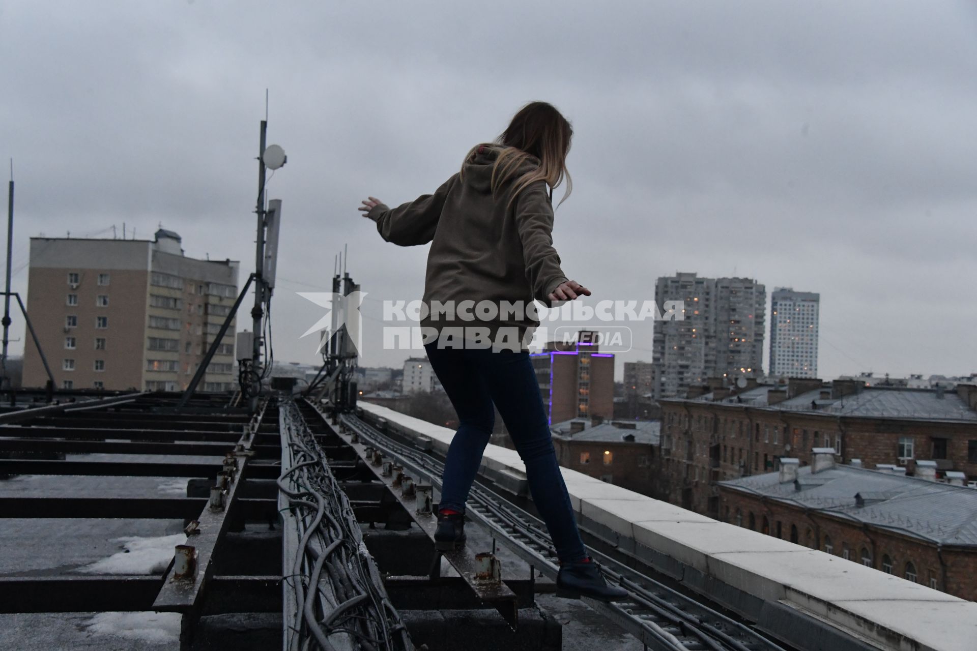 Москва. Постановочная фотосессия на тему подросткового суицида.