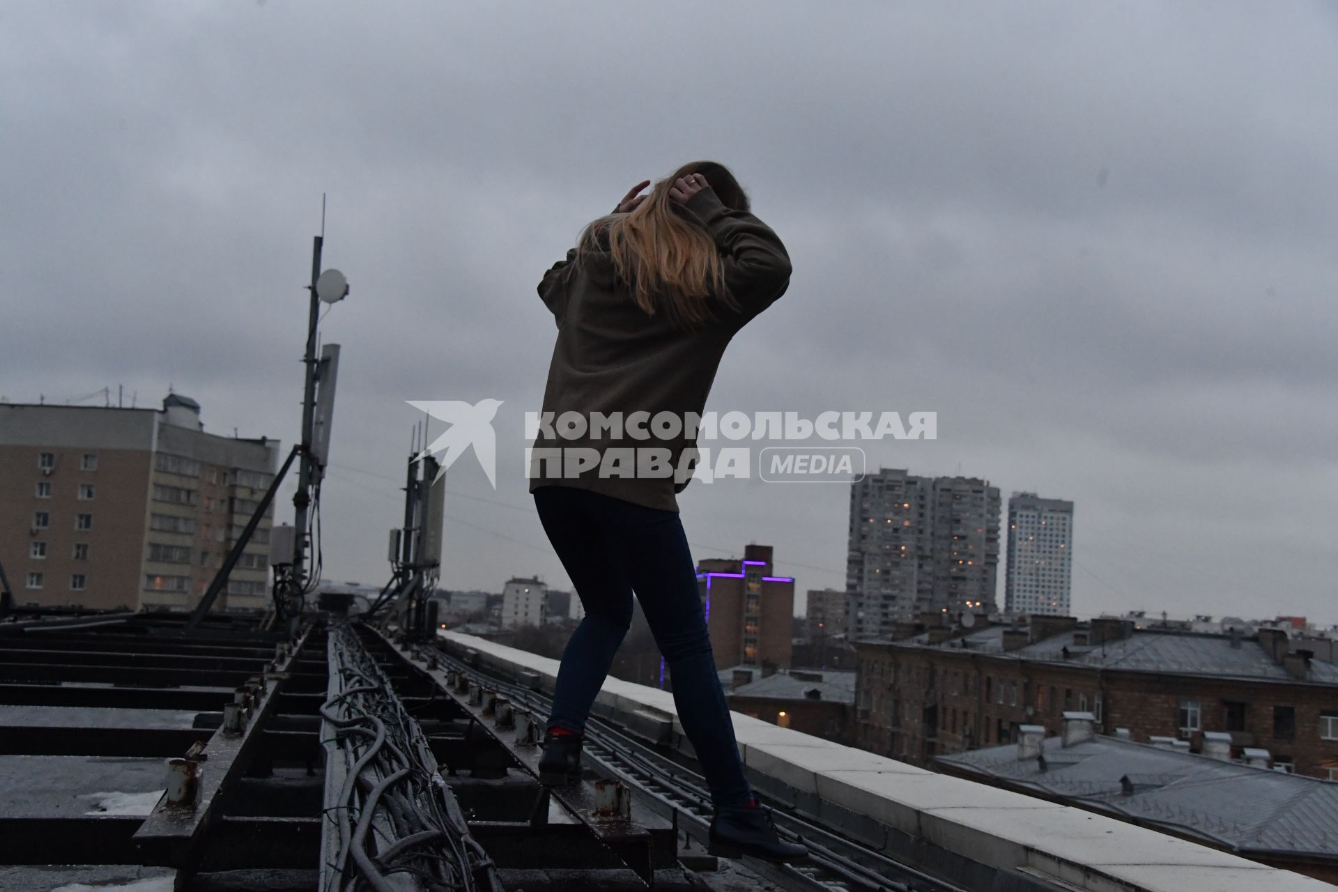 Москва. Постановочная фотосессия на тему подросткового суицида.