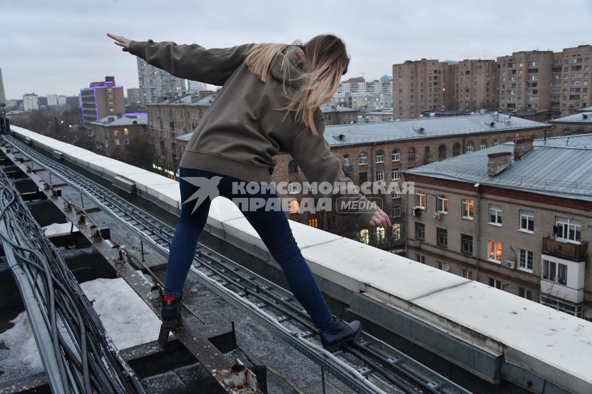 Москва. Постановочная фотосессия на тему подросткового суицида.