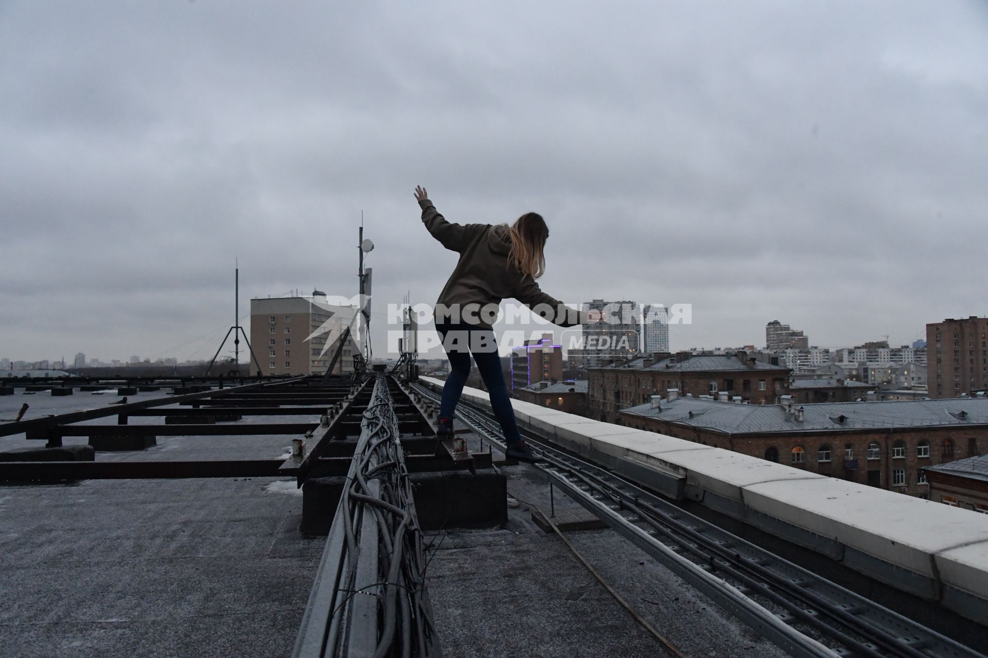 Москва. Постановочная фотосессия на тему подросткового суицида.