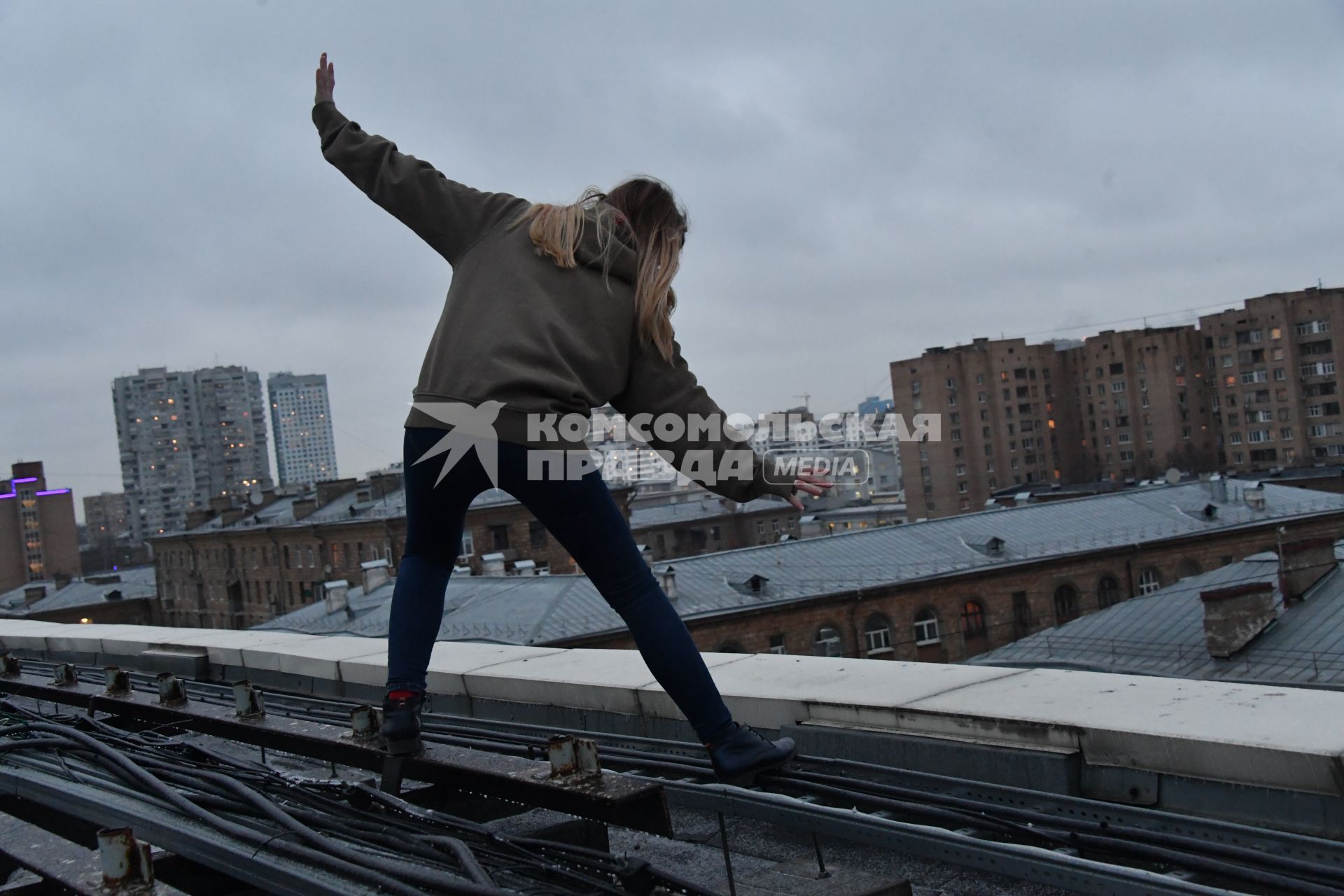 Москва. Постановочная фотосессия на тему подросткового суицида.