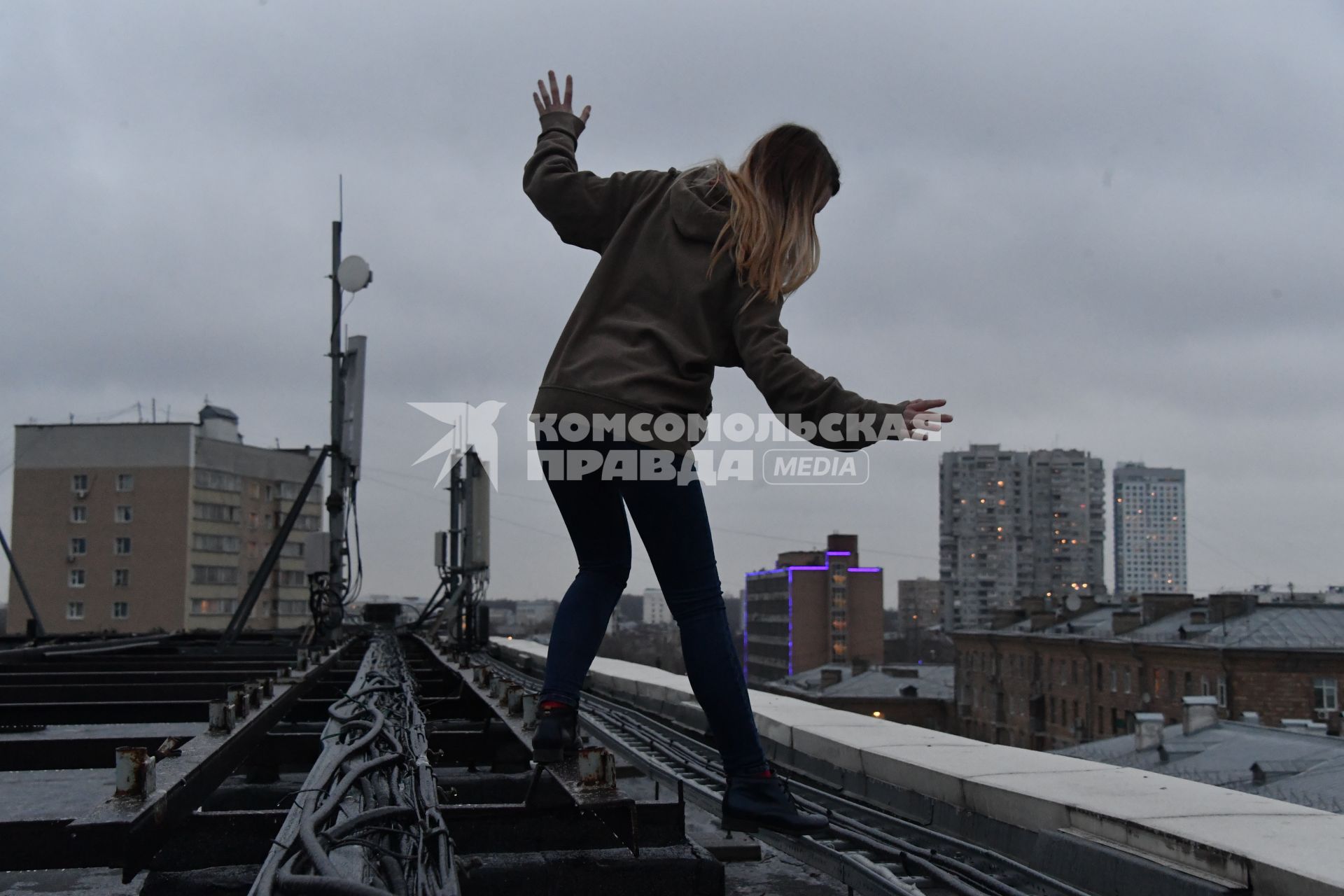 Москва. Постановочная фотосессия на тему подросткового суицида.