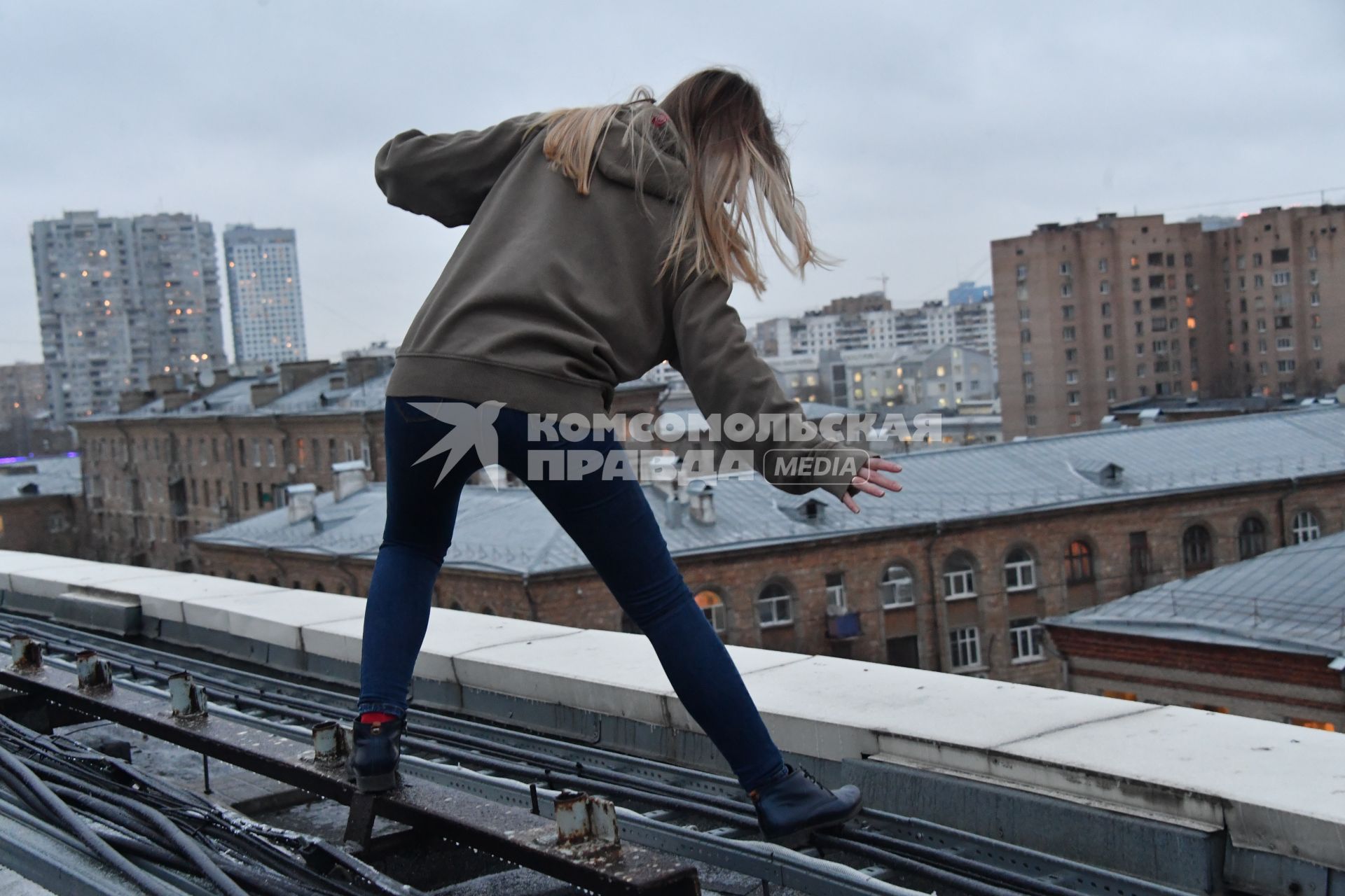 Москва. Постановочная фотосессия на тему подросткового суицида.