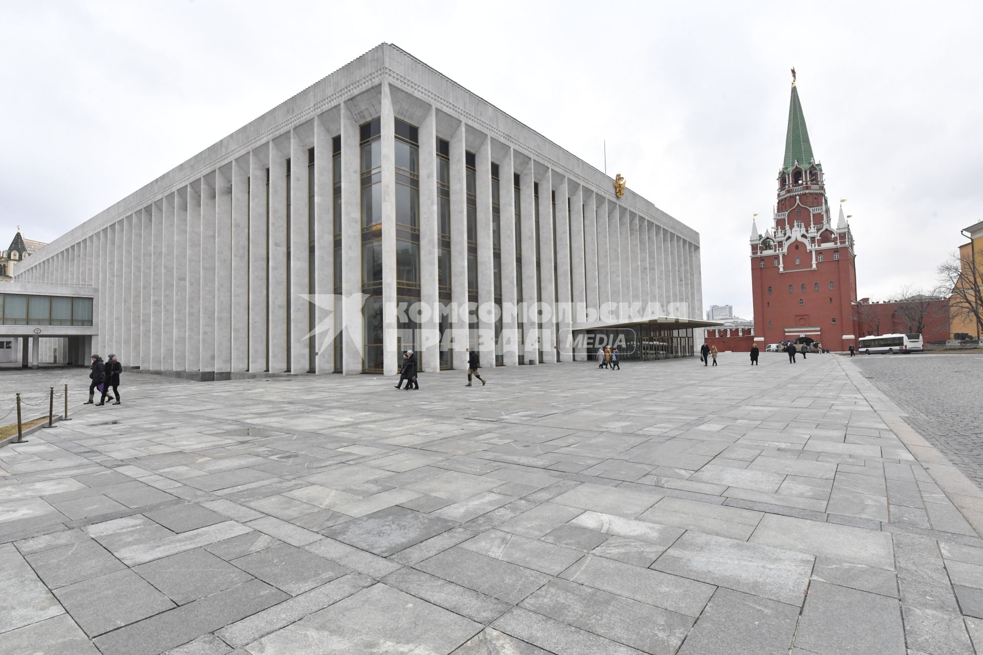 Москва.  Вид на Кремлевский дворец и Троицкую башню Кремля.