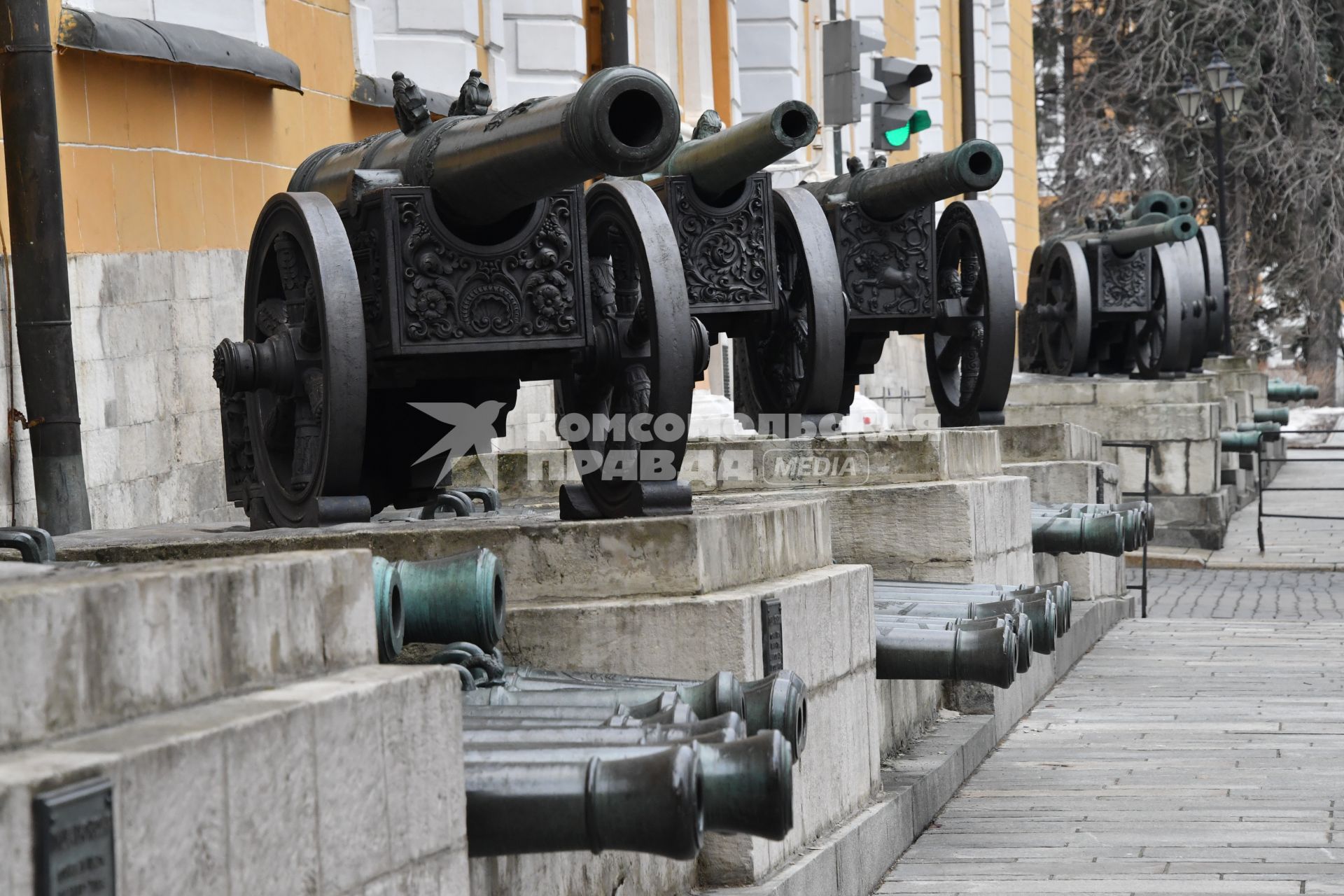 Москва.  Трофейные пушки  у здания Арсенала на территории Кремля.