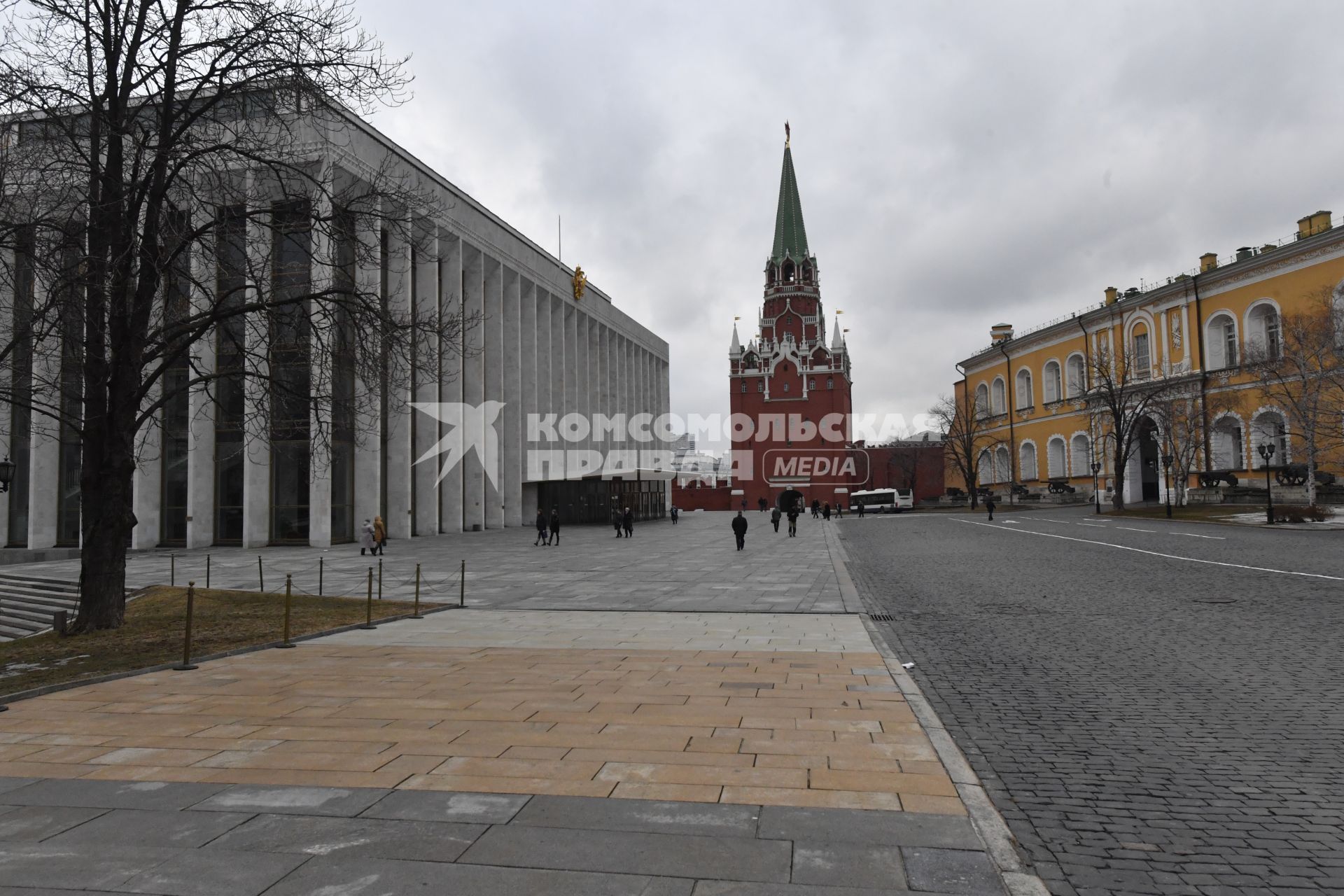 Москва.  Вид на Кремлевский дворец и Троицкую башню Кремля.