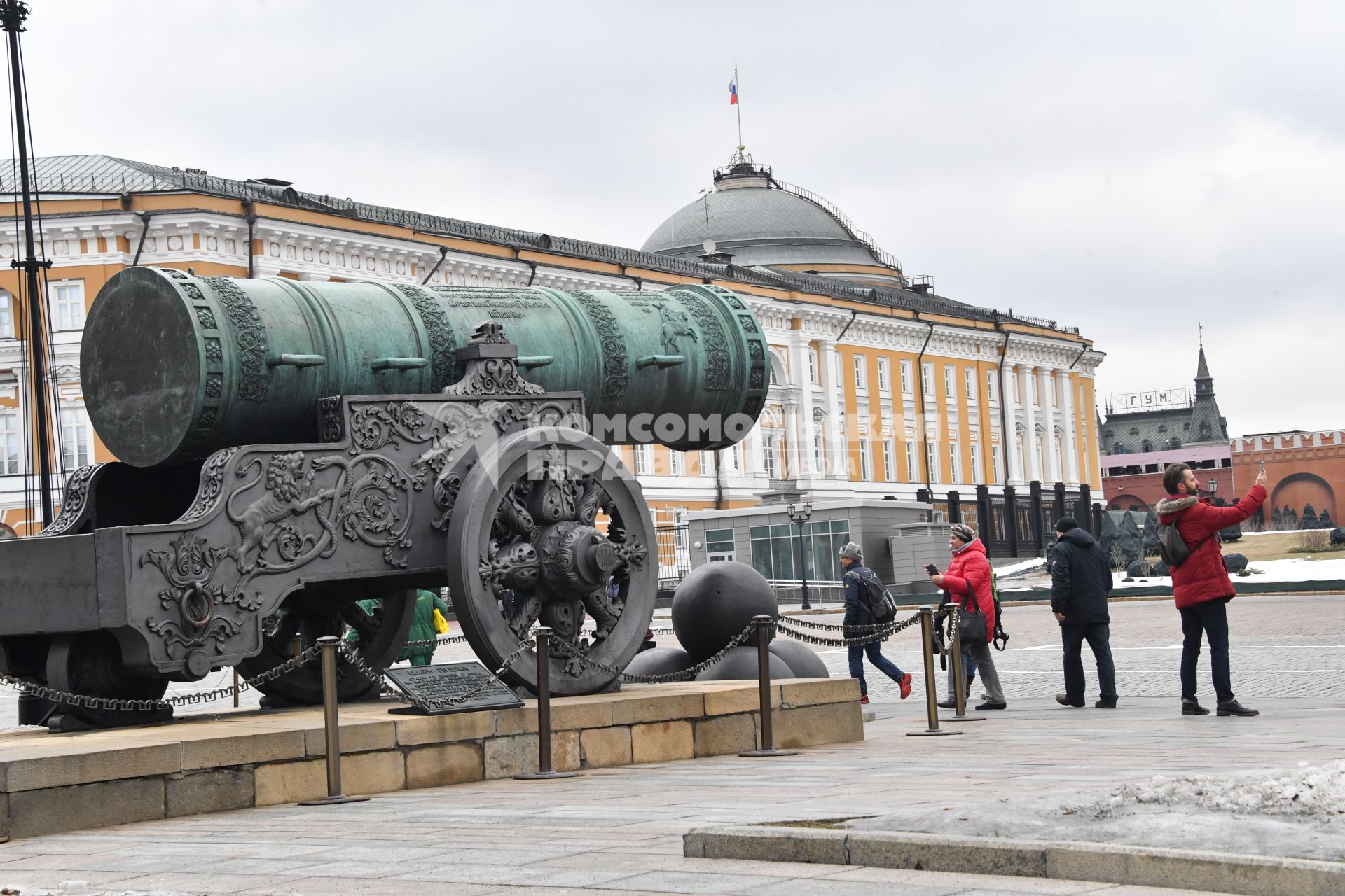 Москва. Царь-пушка на  Ивановской площади  Кремля.