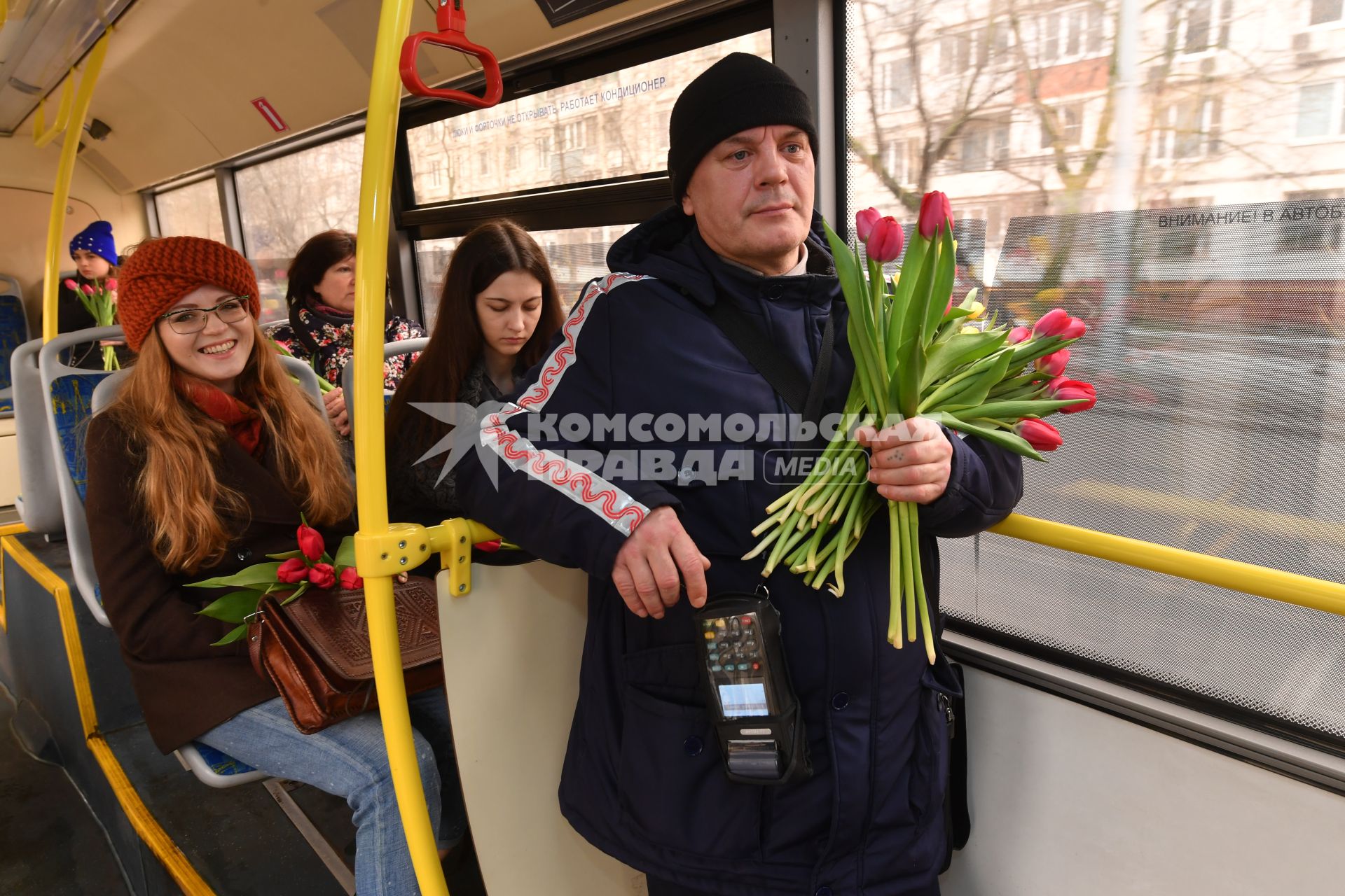 Москва.   Сотрудники Департамента транспорта дарили цветы пассажиркам  в  Международный женский день .