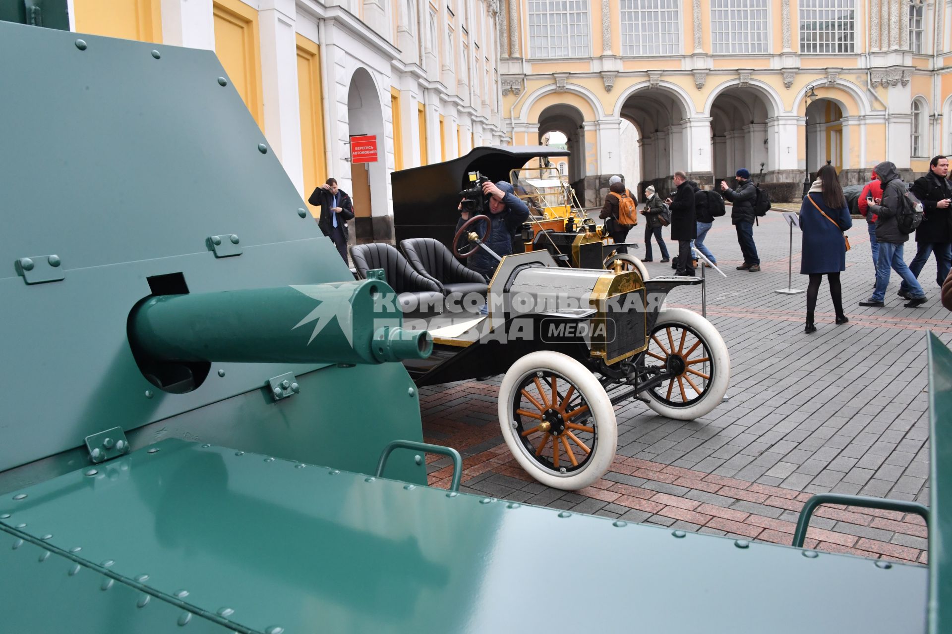 Москва. Пулеметный бронеавтомобиль на шасси `Руссо-Балт` 1914 года, автомобиль Ford Model T Speedster 1914 года и автомобиль Ford Model T Delivery 1914 года  (слева направо) на выставке `Первые моторы России`, приуроченной к 110-летию гаража царской семьи  на Дворцовой площади Кремля.