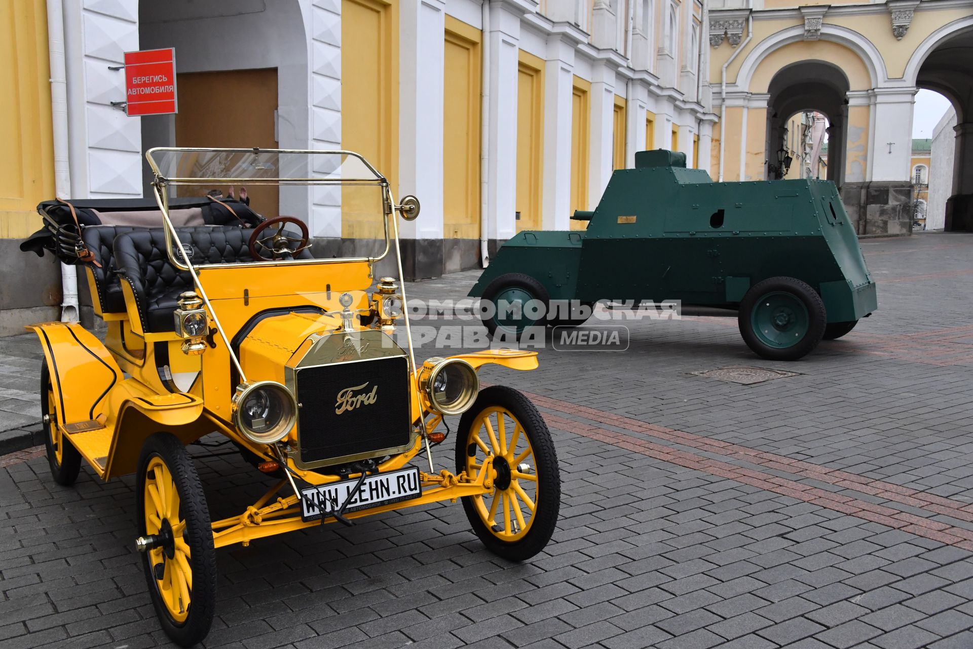 Москва. Автомобиль Ford Model T Tourabout 1910 года и пулеметный бронеавтомобиль на шасси `Руссо-Балт` 1914 года (слева направо) на выставке `Первые моторы России`, приуроченной к 110-летию гаража царской семьи  на Дворцовой площади Кремля.