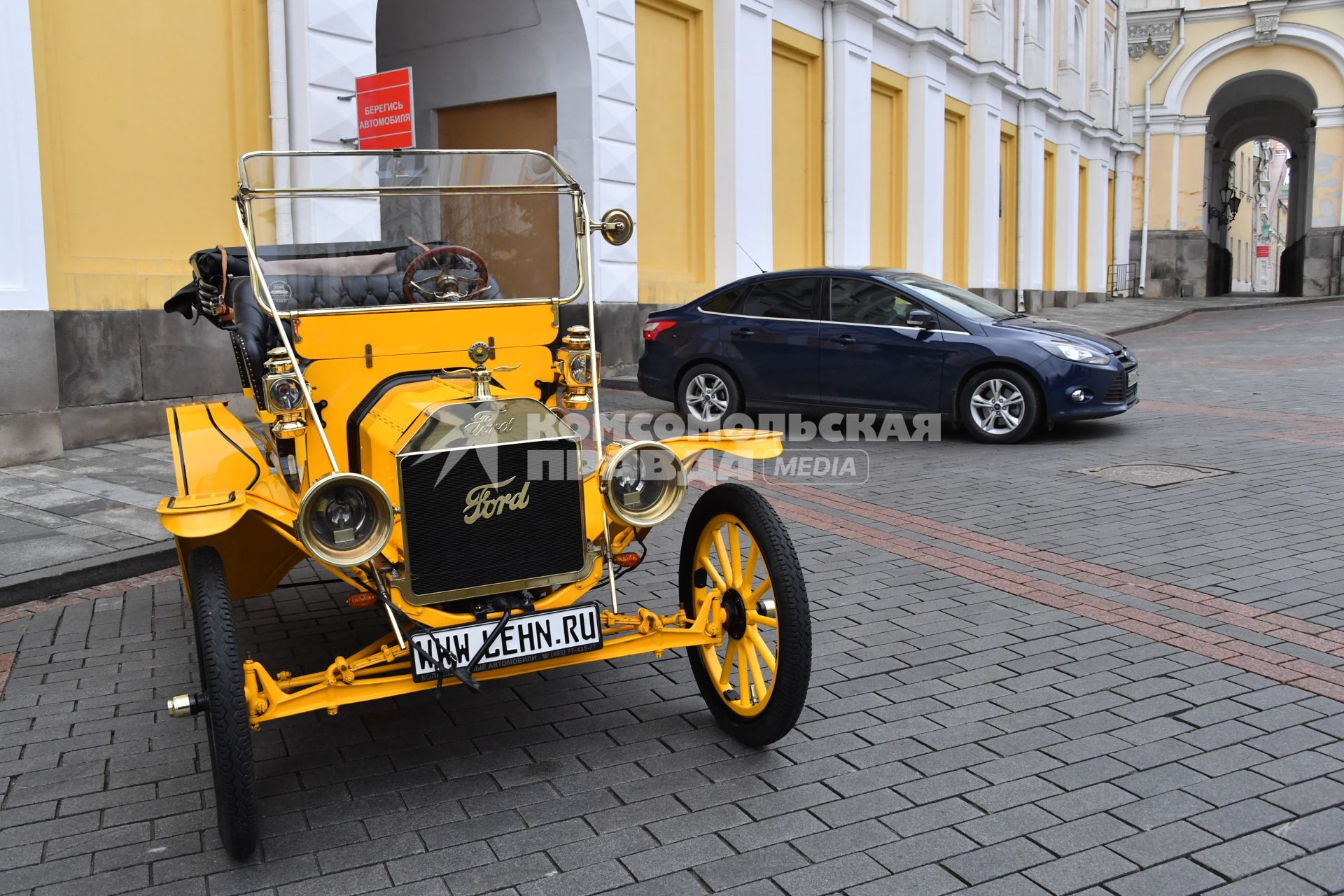 Москва. Автомобиль Ford Model T Tourabout 1910 года  на выставке `Первые моторы России`, приуроченной к 110-летию гаража царской семьи  на Дворцовой площади Кремля.