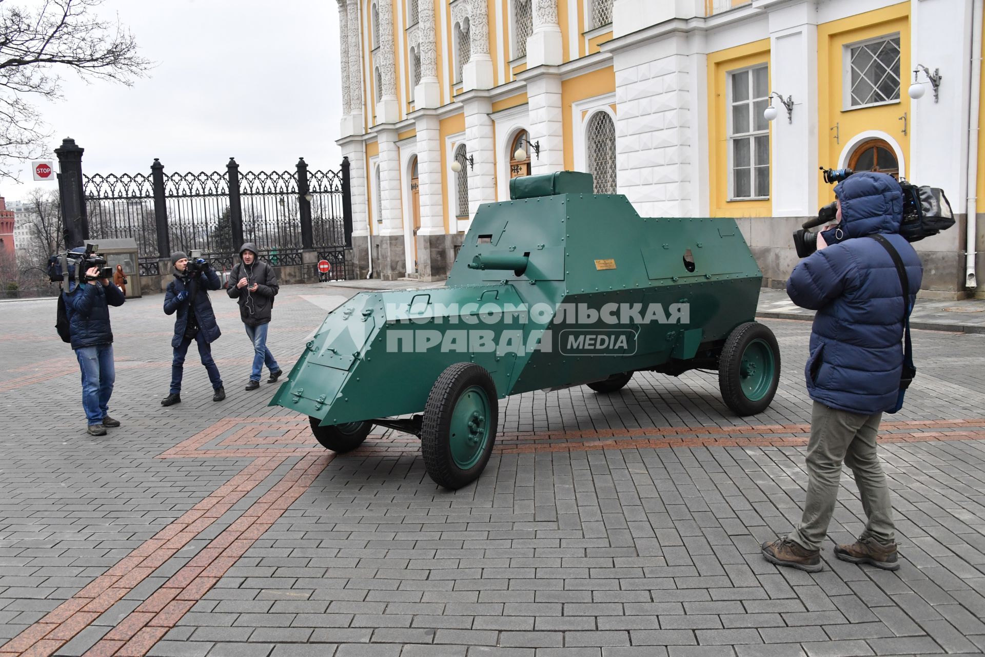 Москва. Пулеметный бронеавтомобиль на шасси `Руссо-Балт` 1914 года  на выставке `Первые моторы России`, приуроченной к 110-летию гаража царской семьи  на Дворцовой площади Кремля.