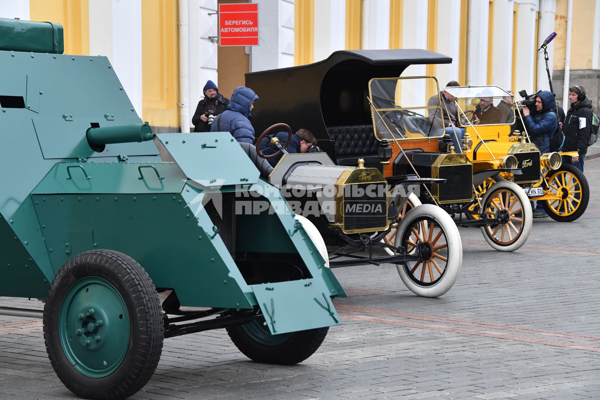 Москва. Пулеметный бронеавтомобиль на шасси `Руссо-Балт` 1914 года, автомобиль Ford Model T Speedster 1914 года, автомобиль Ford Model T Delivery 1914 года и  автомобиль Ford Model T Tourabout 1910 года (слева направо) на выставке `Первые моторы России`, приуроченной к 110-летию гаража царской семьи  на Дворцовой площади Кремля.