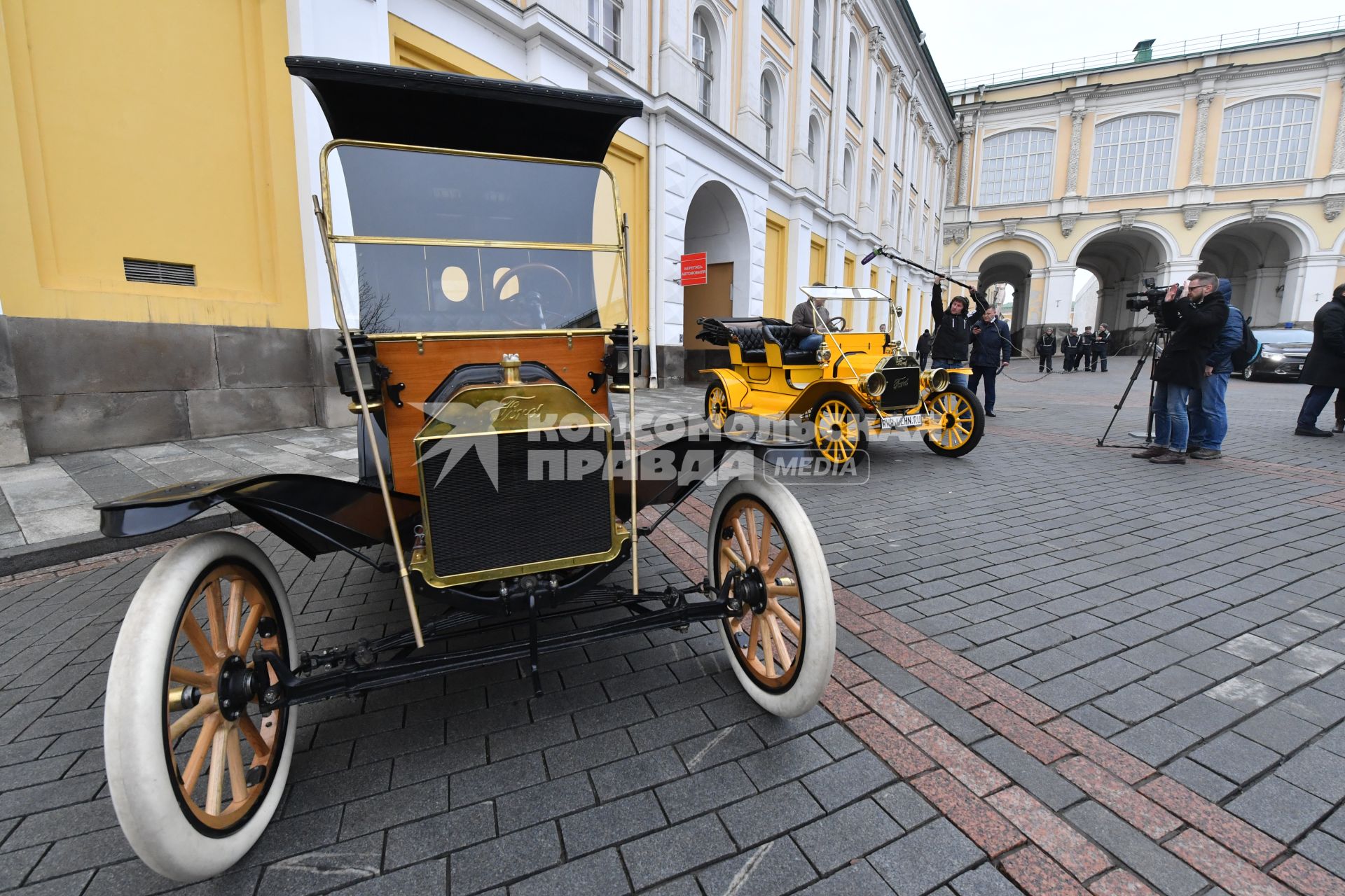 Москва.  Автомобили Ford Model T Delivery 1914 года и Ford Model T Tourabout 1910 года (слева направо) на выставке `Первые моторы России`, приуроченной к 110-летию гаража царской семьи  на Дворцовой площади Кремля.