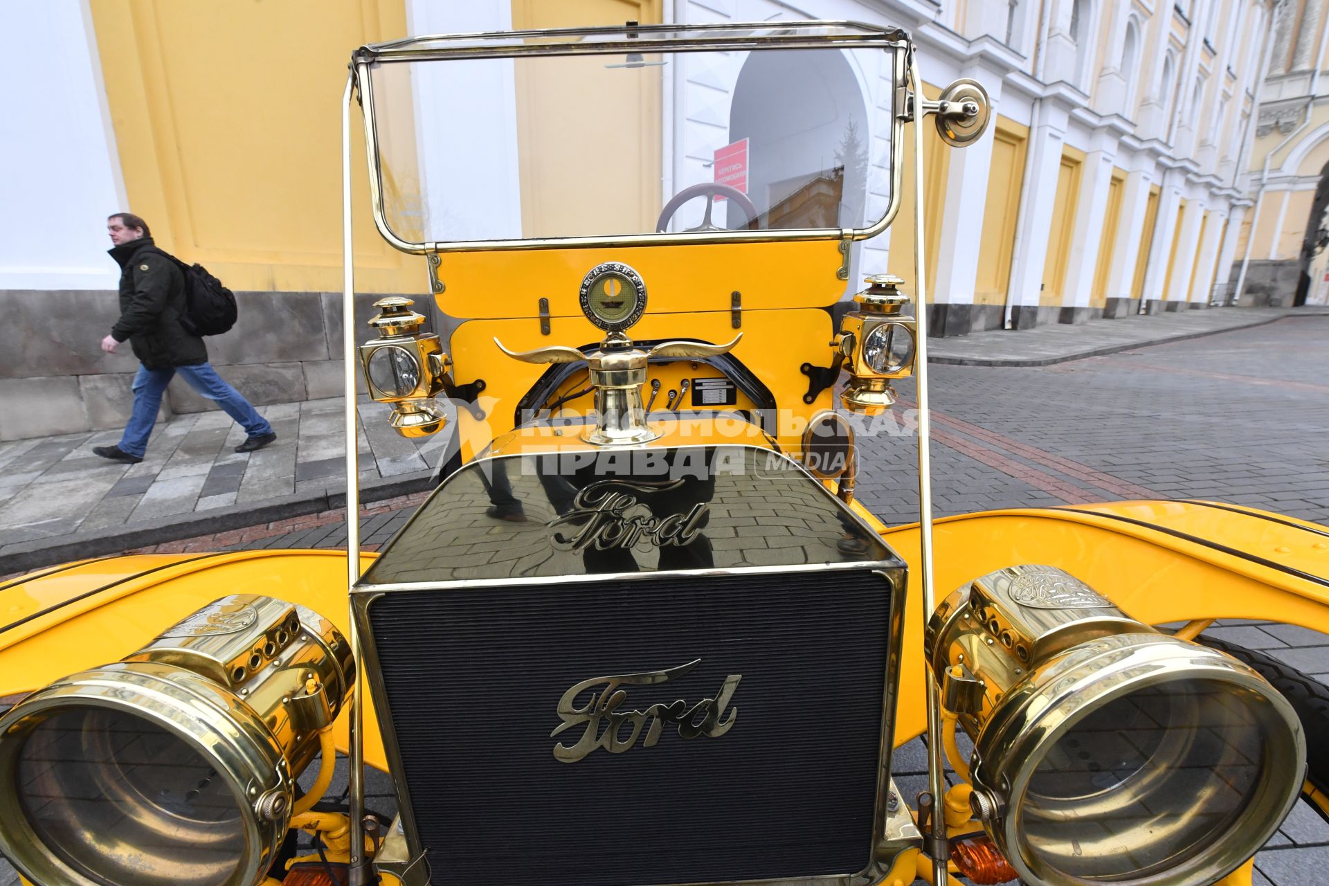 Москва. Автомобиль Ford Model T Tourabout 1910 года  на выставке `Первые моторы России`, приуроченной к 110-летию гаража царской семьи  на Дворцовой площади Кремля.