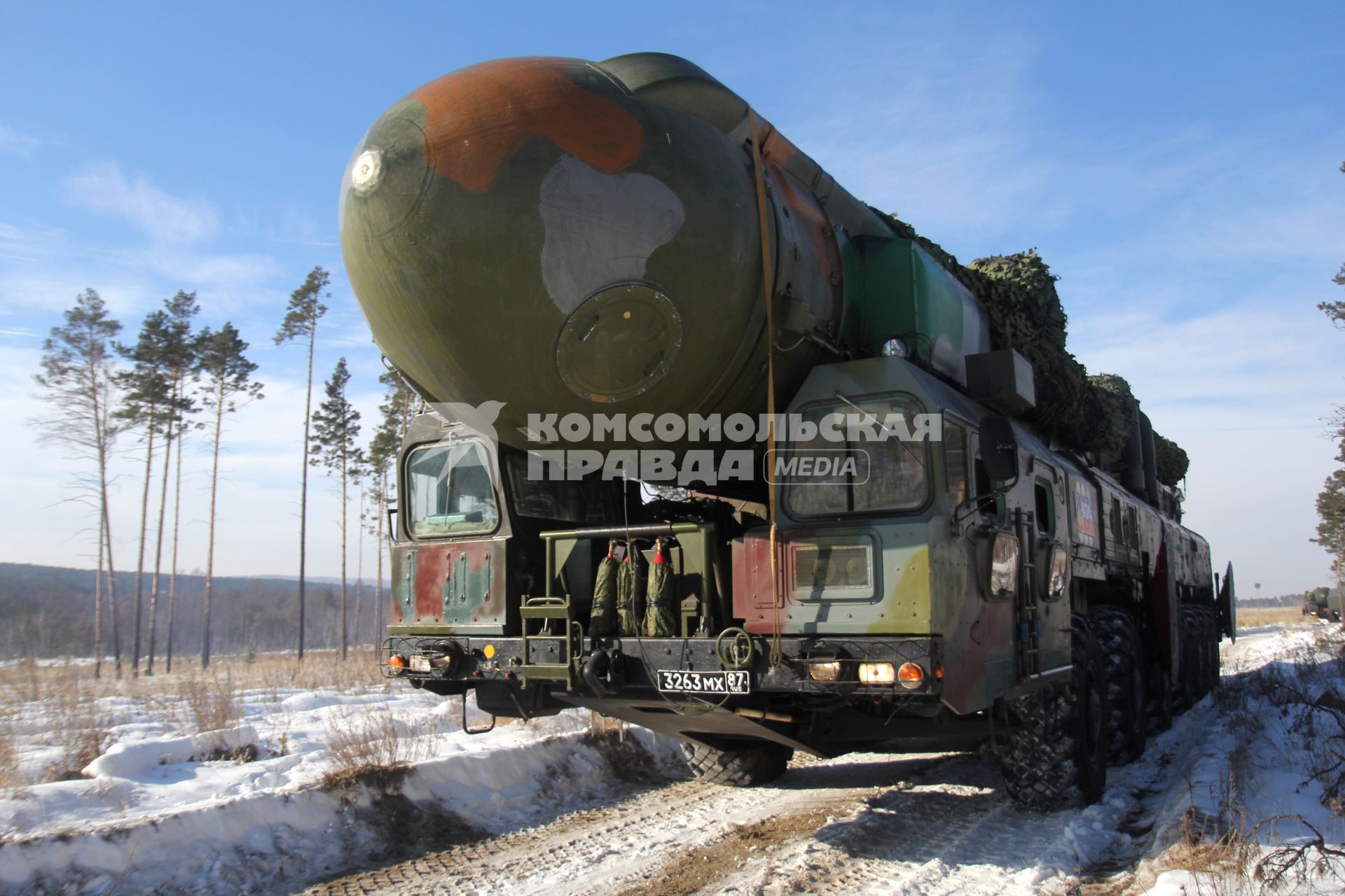 Иркутск. Мобильный ракетный комплекс `Тополь` во время учений.