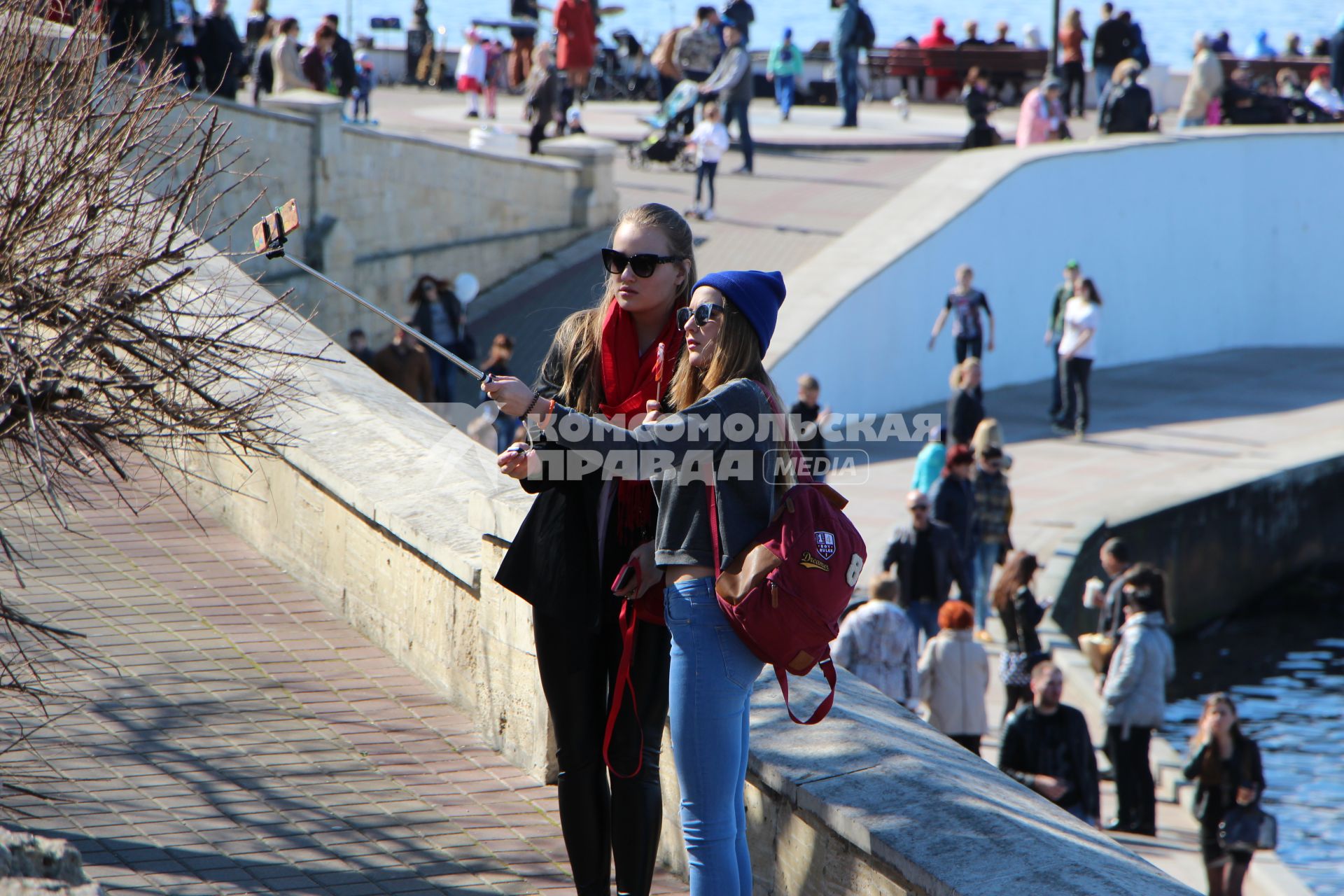 Крым, Севастополь. Туристы отдыхают на  набережной и делают селфи.