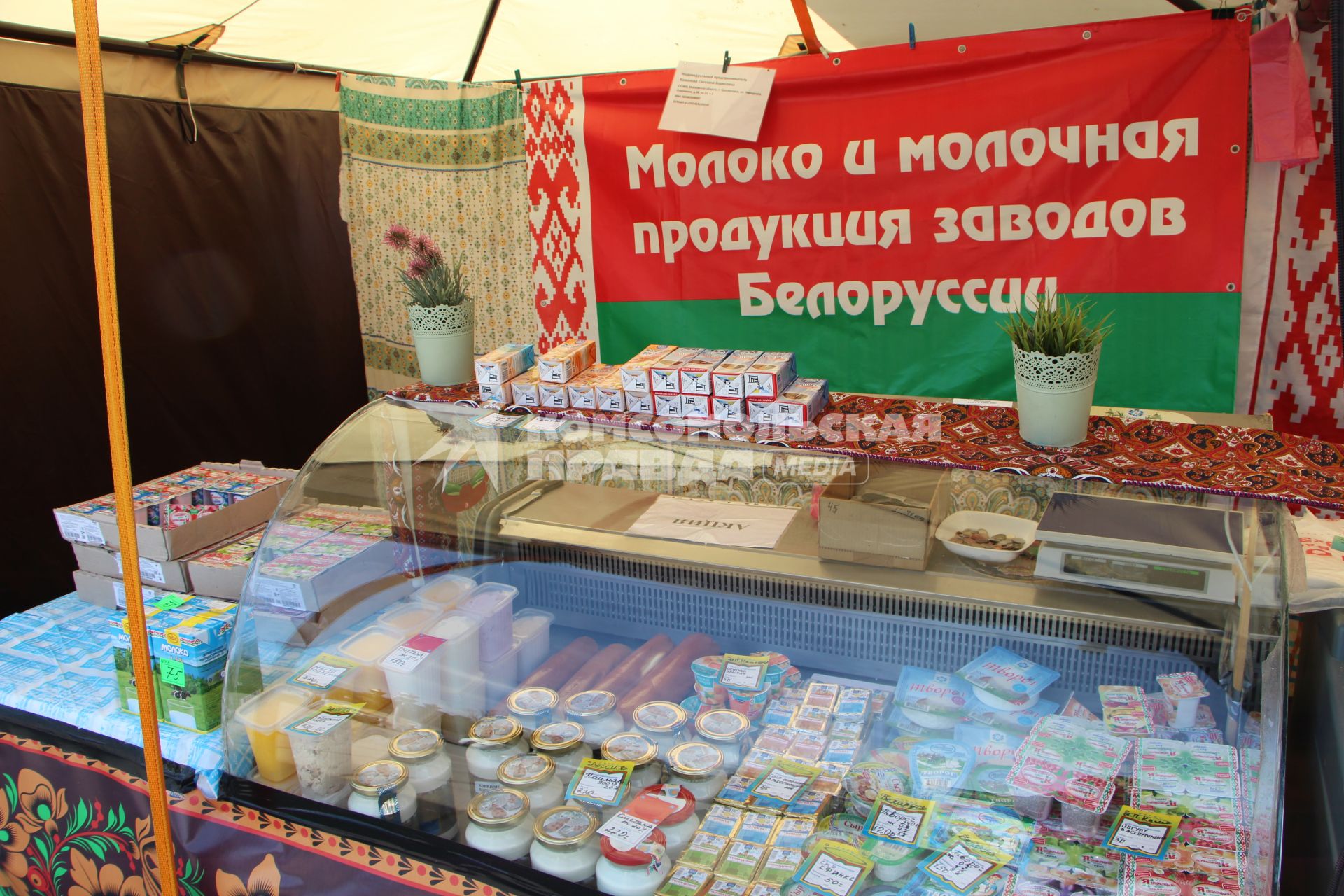 Крым, Севастополь.  Продажа белорусской молочной продукции на улице города.