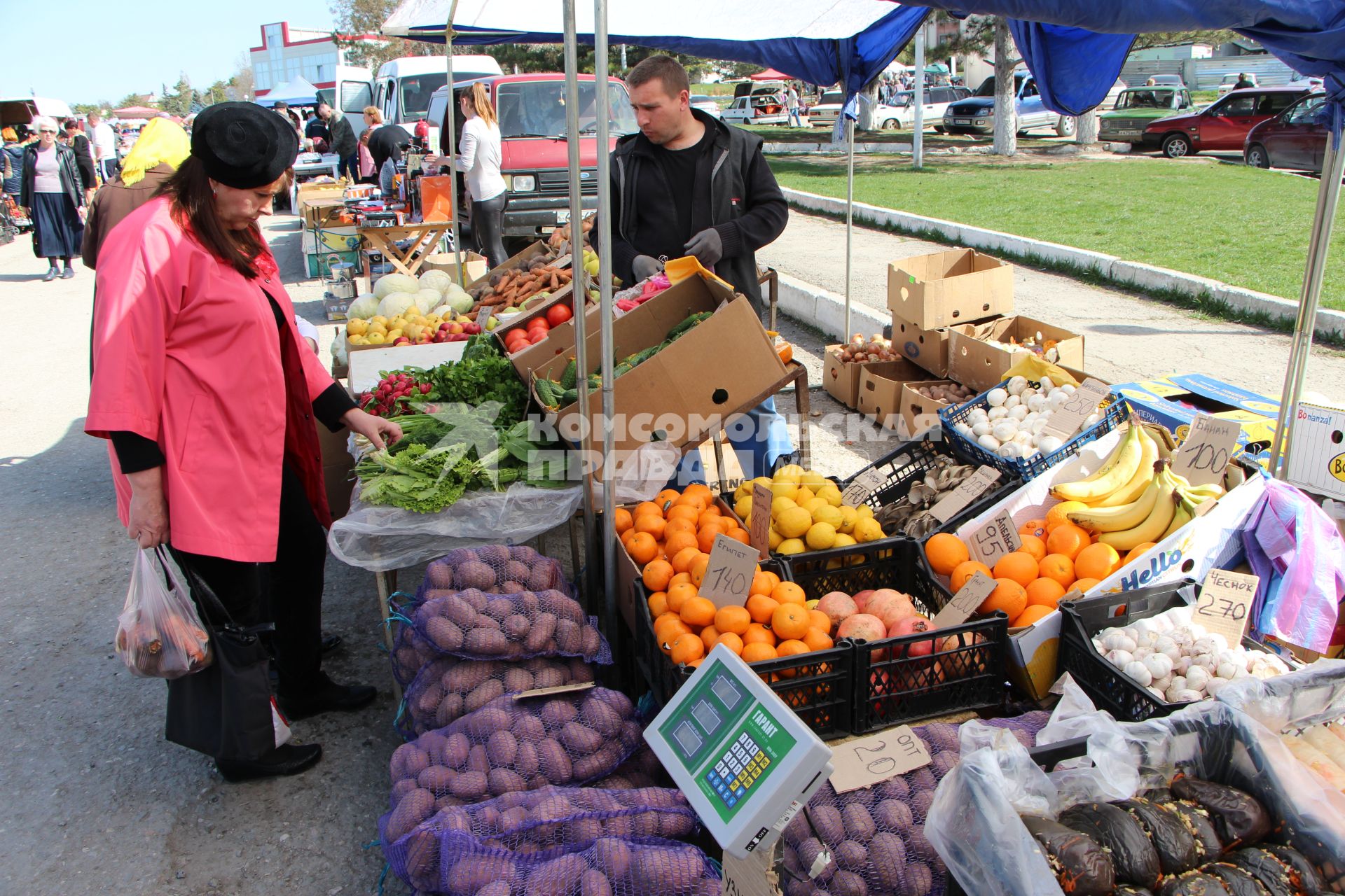 Крым, Севастополь.  Торговля овощами и фруктами на улице города.