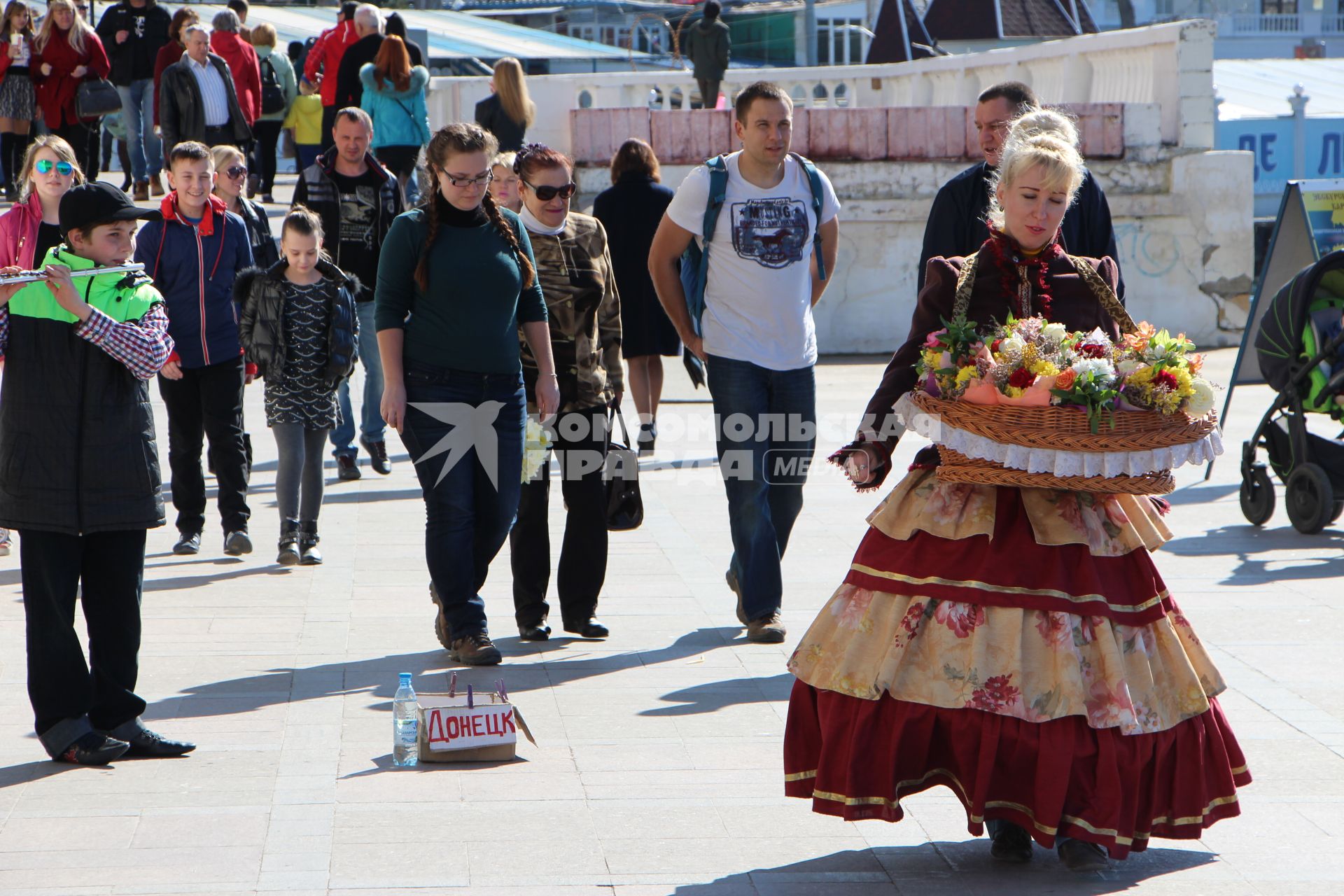 Крым,  Севастополь. Женщина продает цветы  на  набережной.
