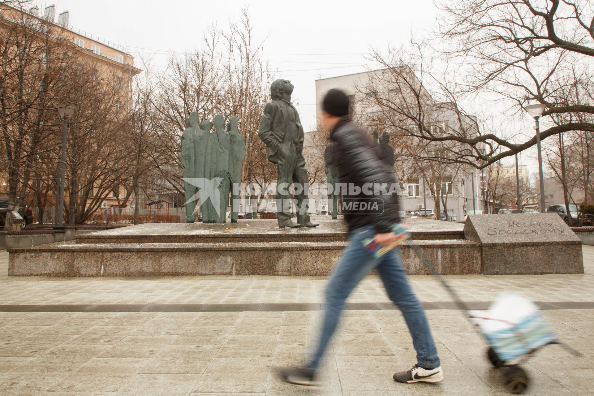 Москва. Памятник Иосифу Бродскому на Новинском бульваре.