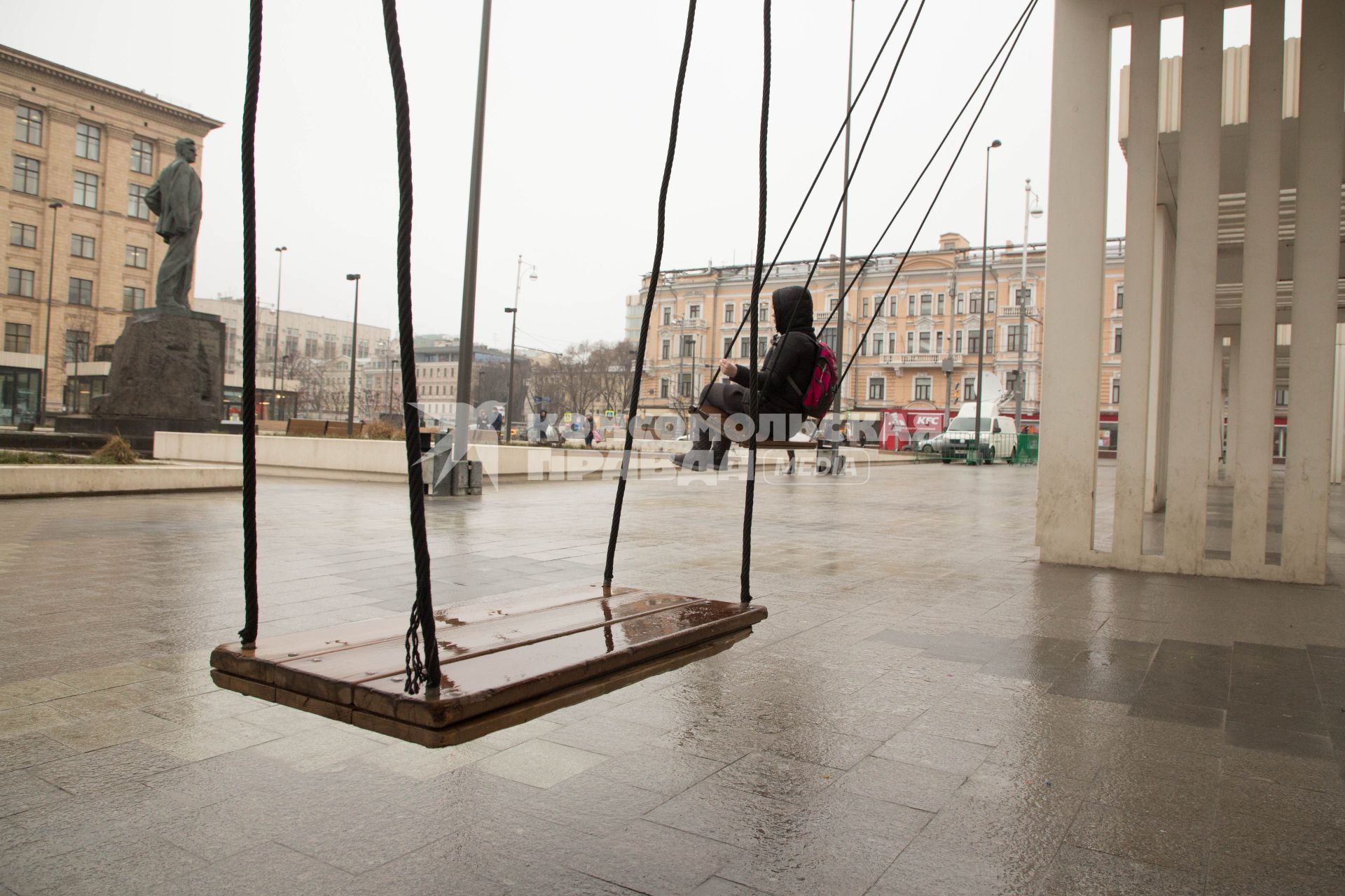 Москва.  Качели на Триумфальной площади.