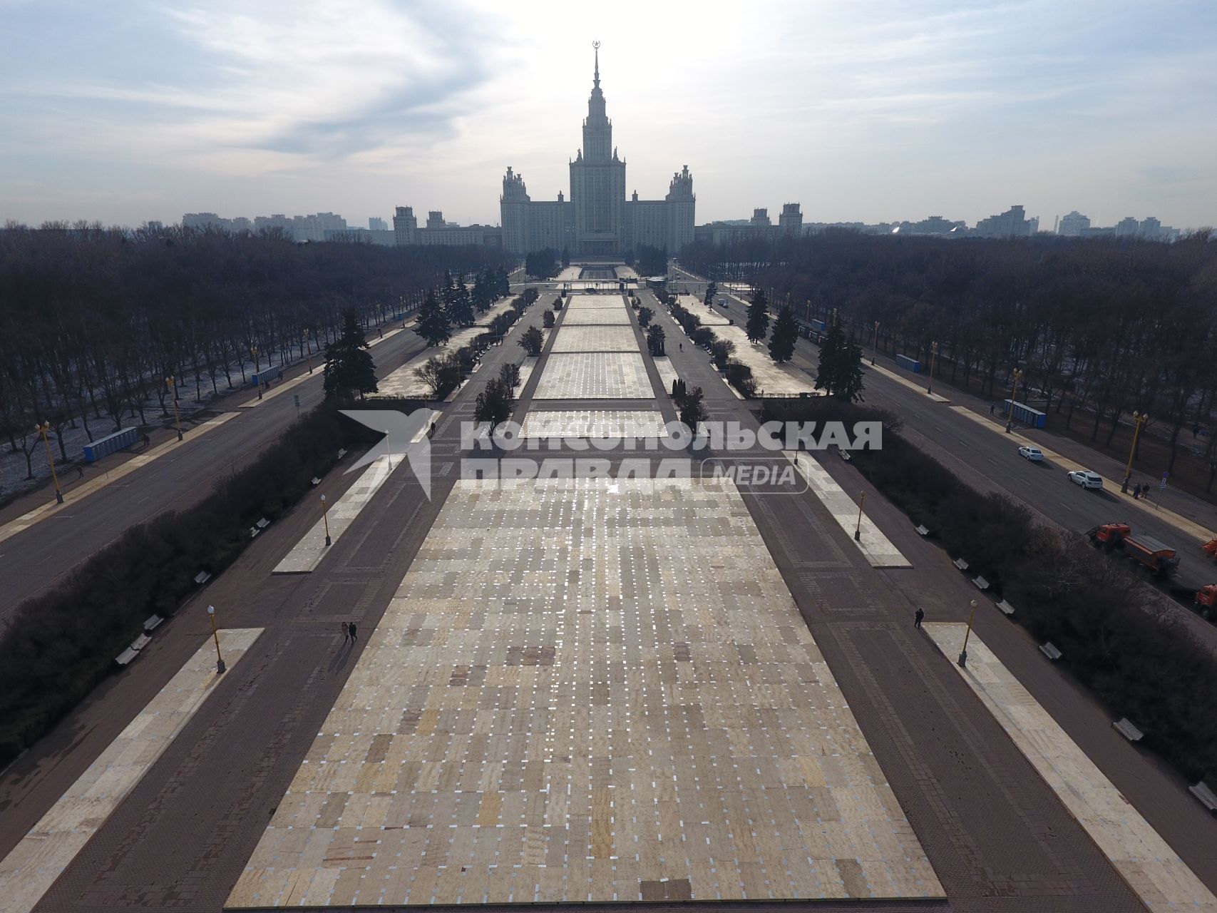 Москва. Клумбы перед главным зданием МГУ закрыли деревянным настилом из-за фестиваля `Весна`, приуроченного к годовщине присоединения Крыма к России.