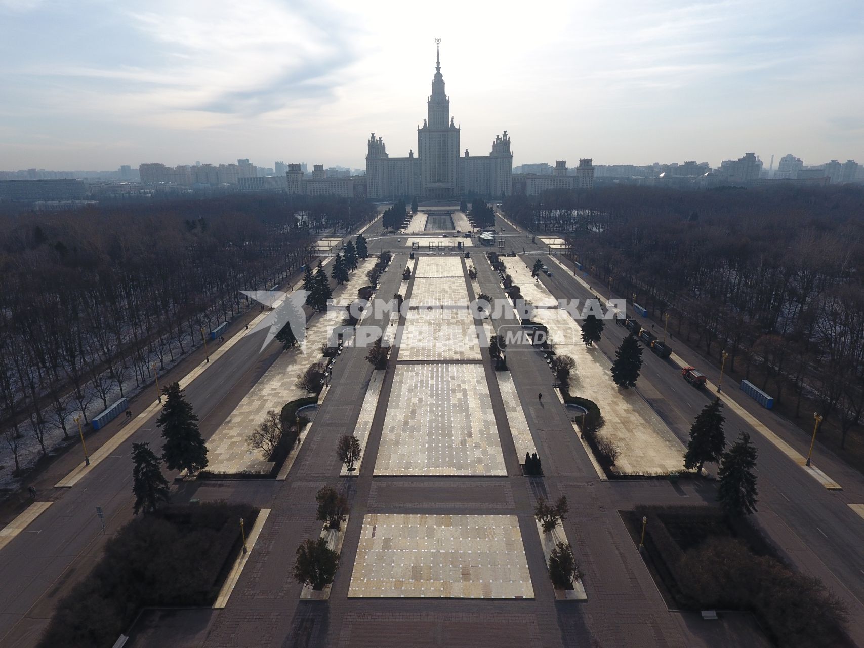 Москва. Клумбы перед главным зданием МГУ закрыли деревянным настилом из-за фестиваля `Весна`, приуроченного к годовщине присоединения Крыма к России.