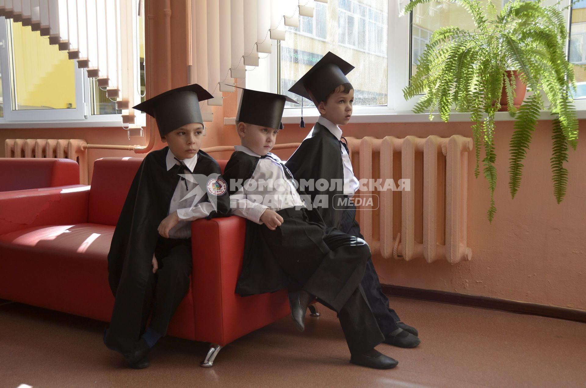 Тула. Ученики  первого класса Центра образования # 7 в мантии и шапочке  бакалавра.