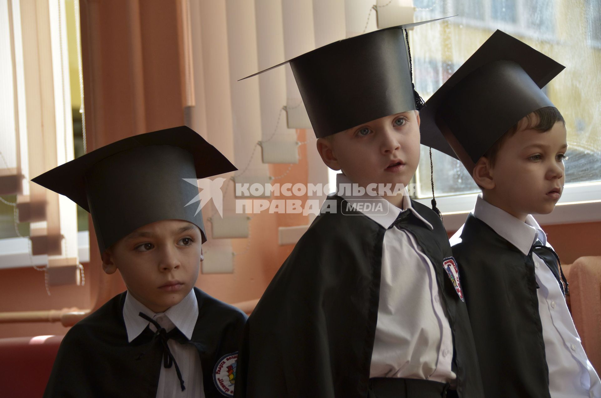Тула. Ученики первого класса Центра образования #7 в мантии и шапочках  бакалавра.