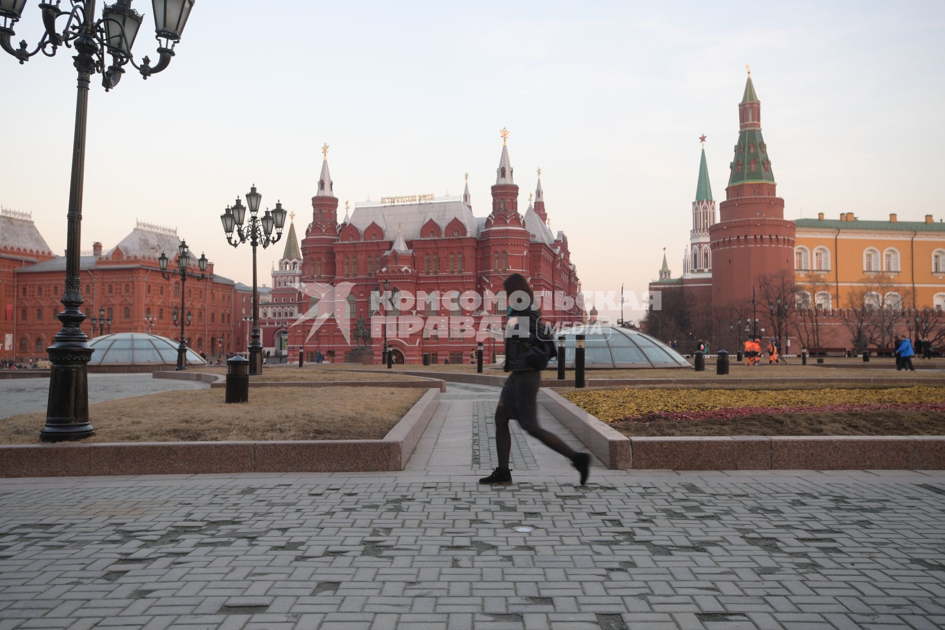 Москва. Выщербленная плитка на Манежной площади.