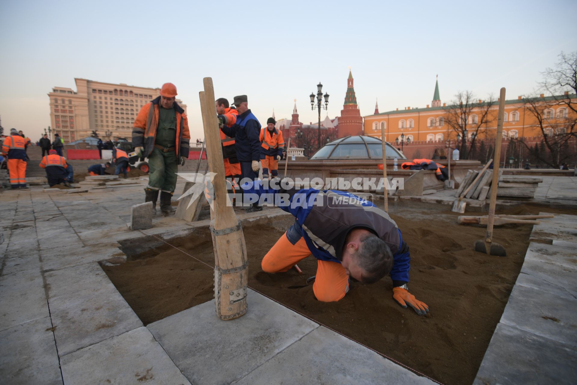 Москва. Ремонт тротуарной плитки на Манежной площади.