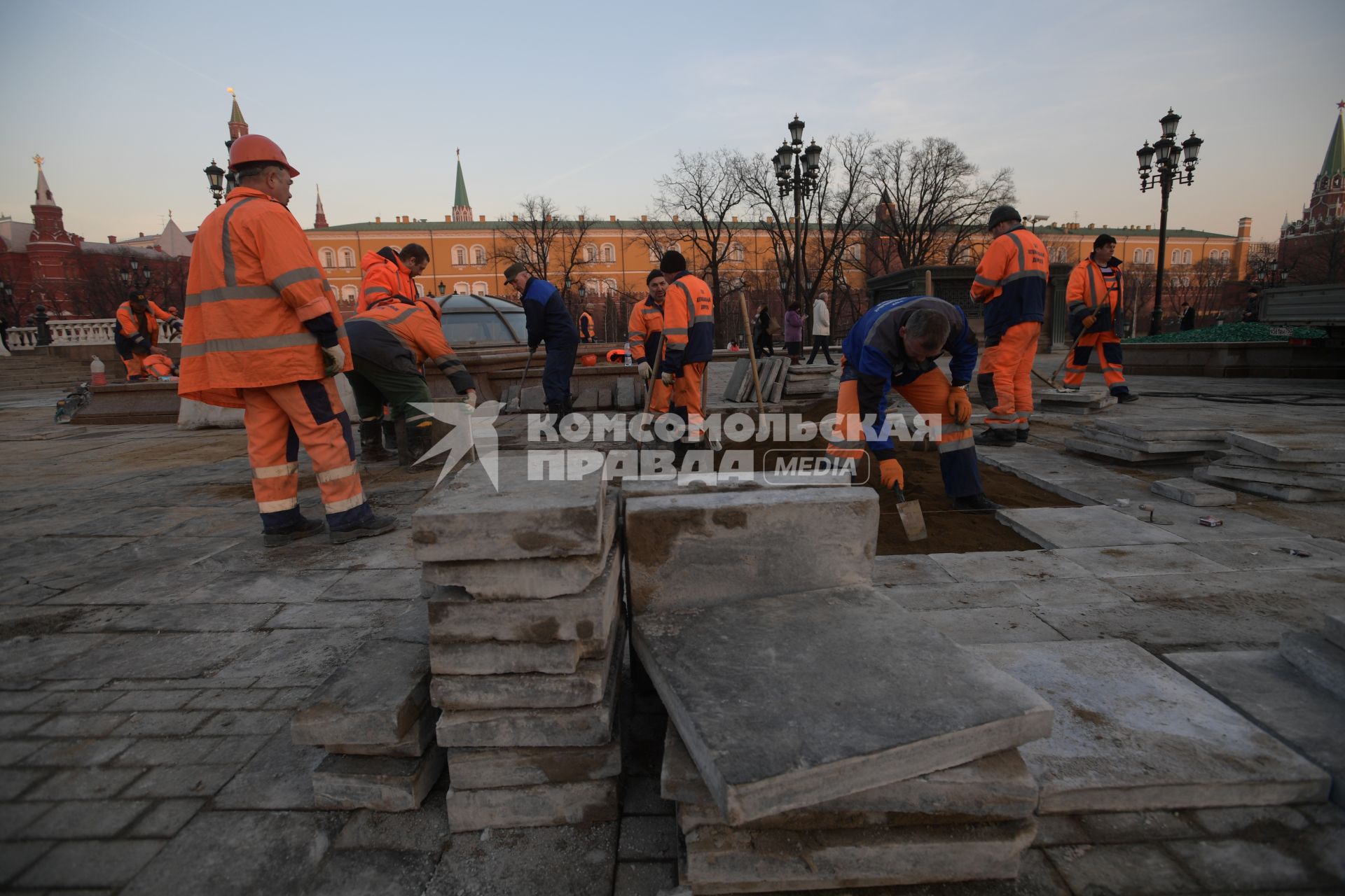 Москва. Ремонт тротуарной плитки на Манежной площади.