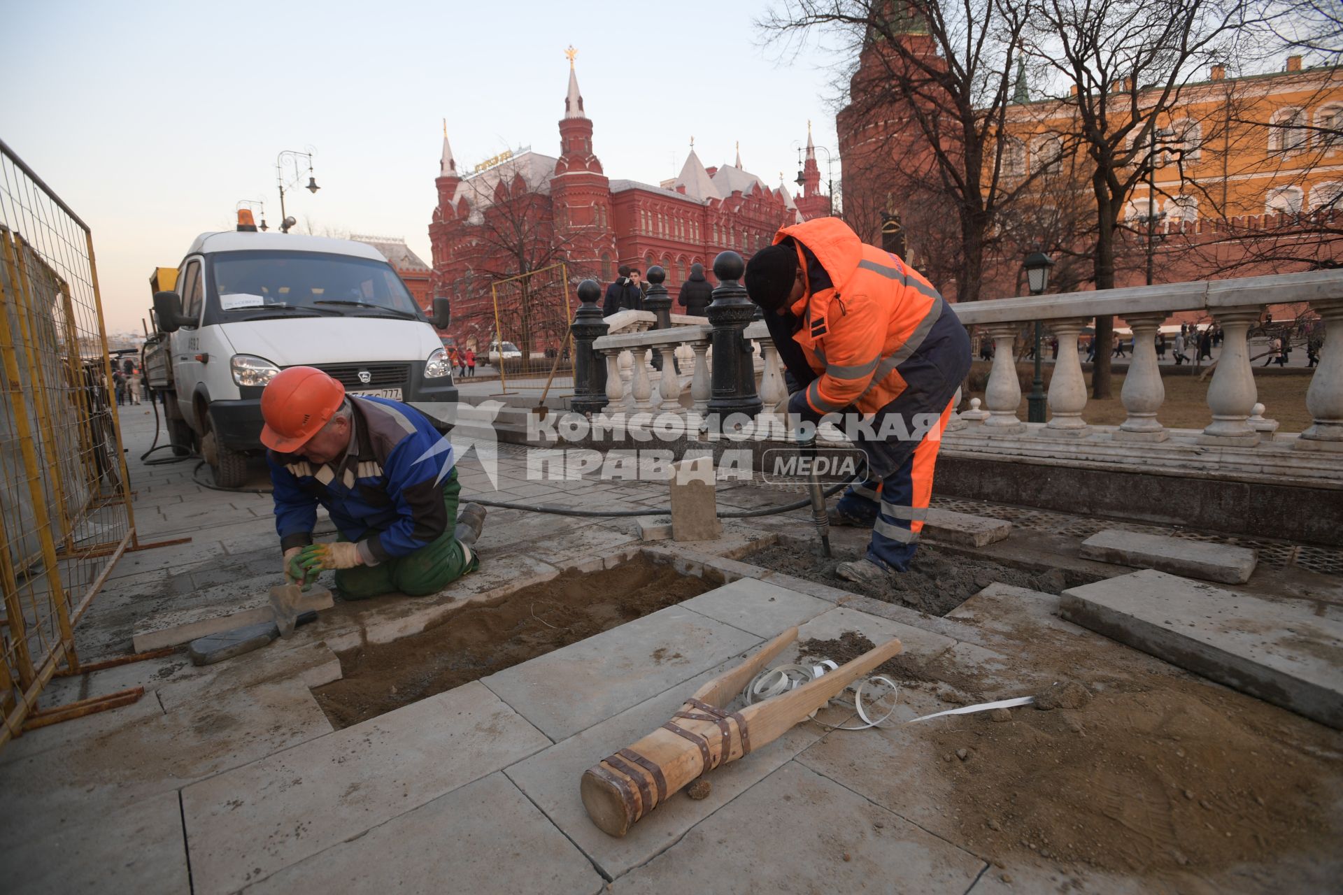 Москва. Ремонт тротуарной плитки на Манежной площади.