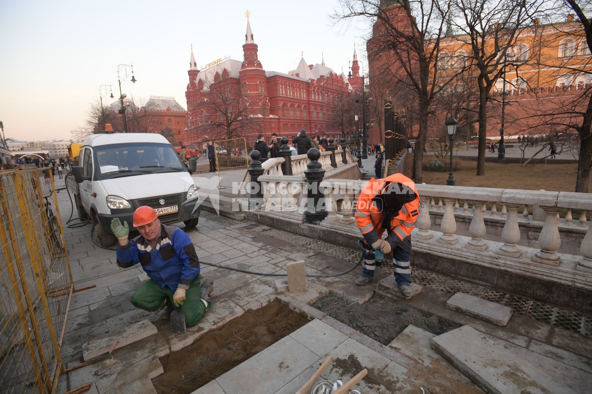 Москва. Ремонт тротуарной плитки на Манежной площади.