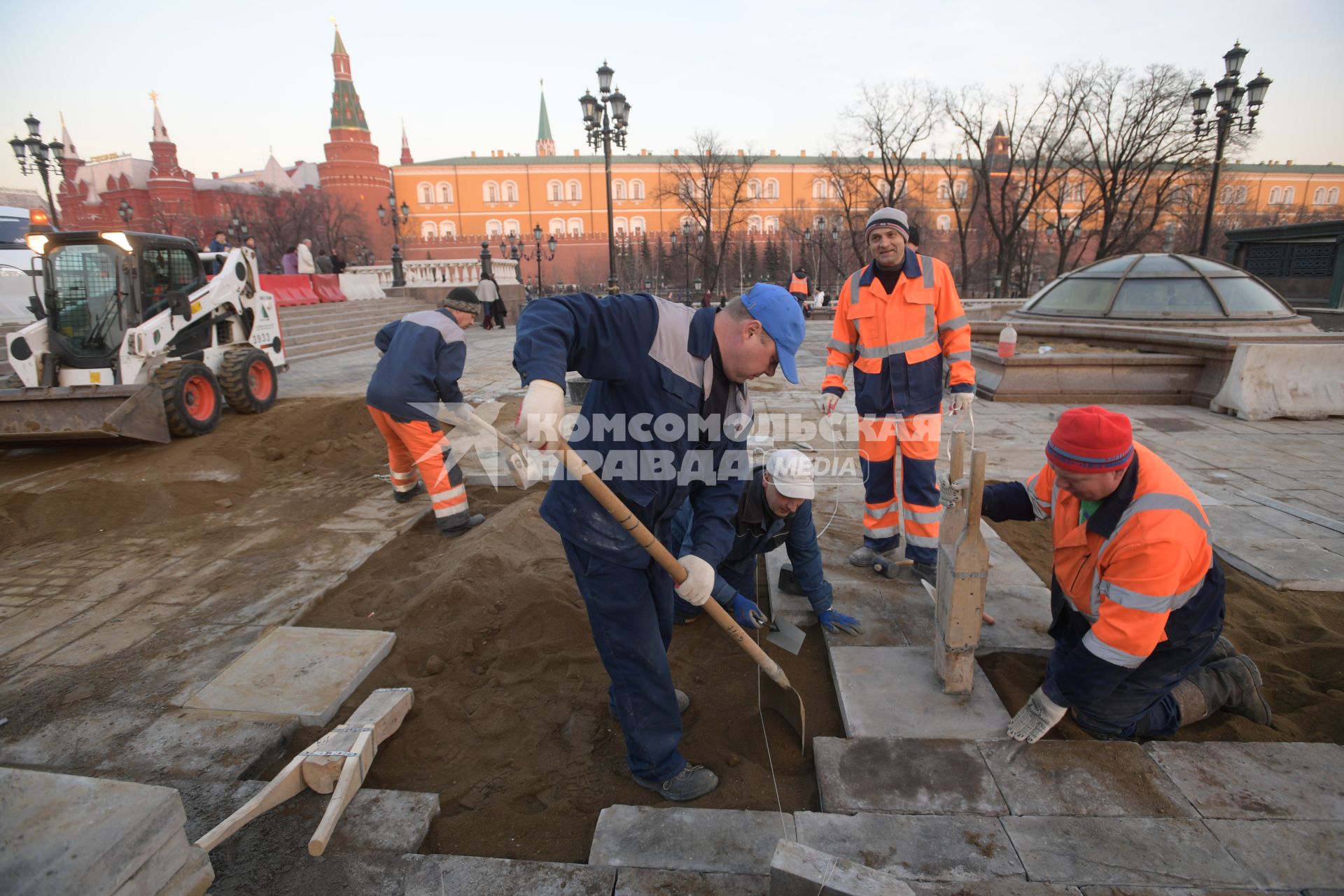 Москва. Ремонт тротуарной плитки на Манежной площади.