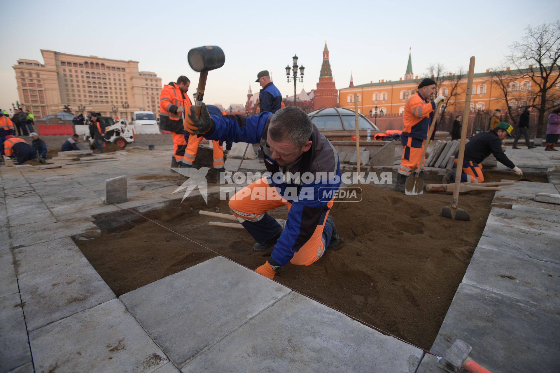 Москва. Ремонт тротуарной плитки на Манежной площади.