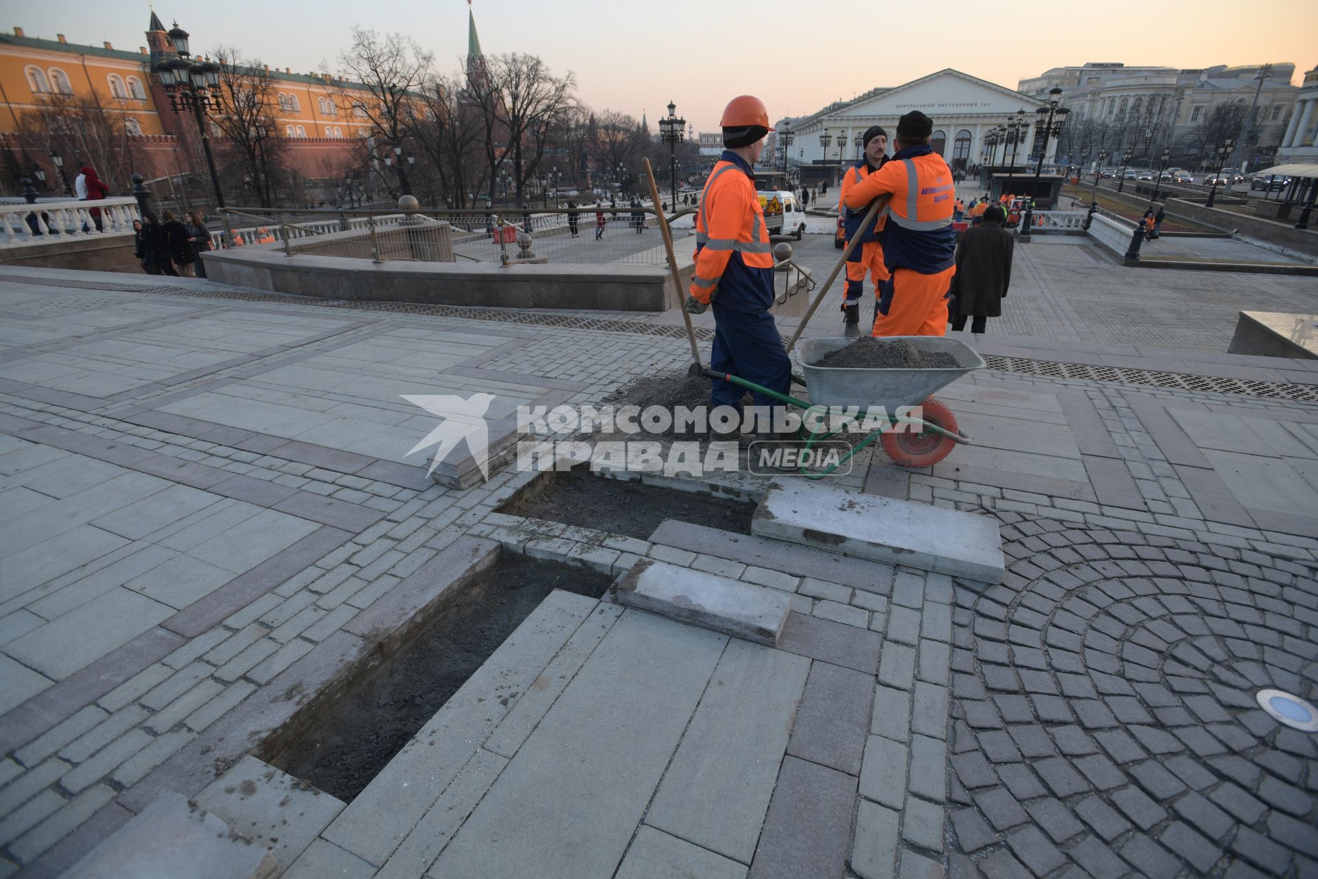 Москва. Ремонт тротуарной плитки на Манежной площади.