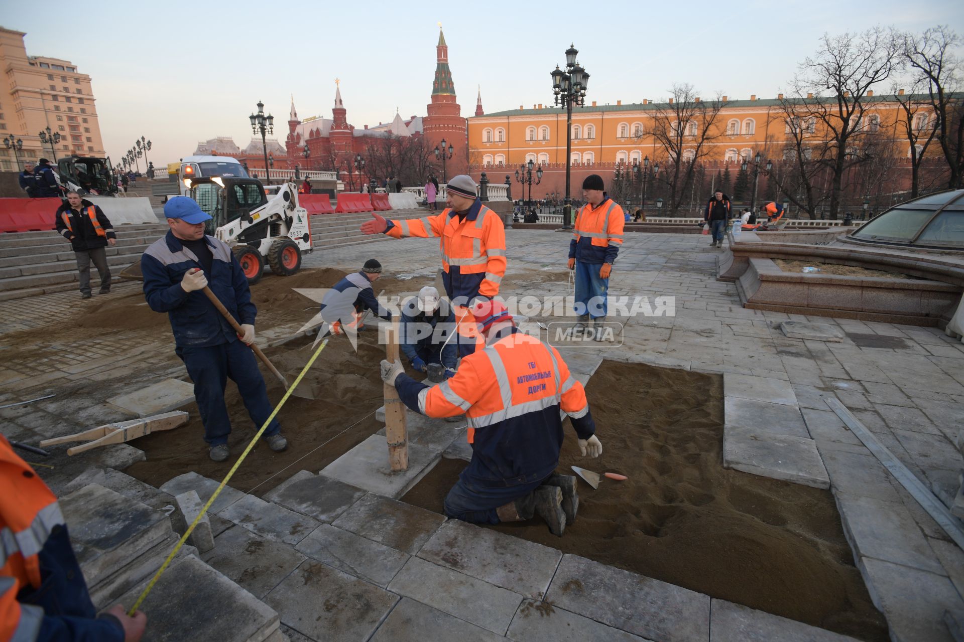 Москва. Ремонт тротуарной плитки на Манежной площади.