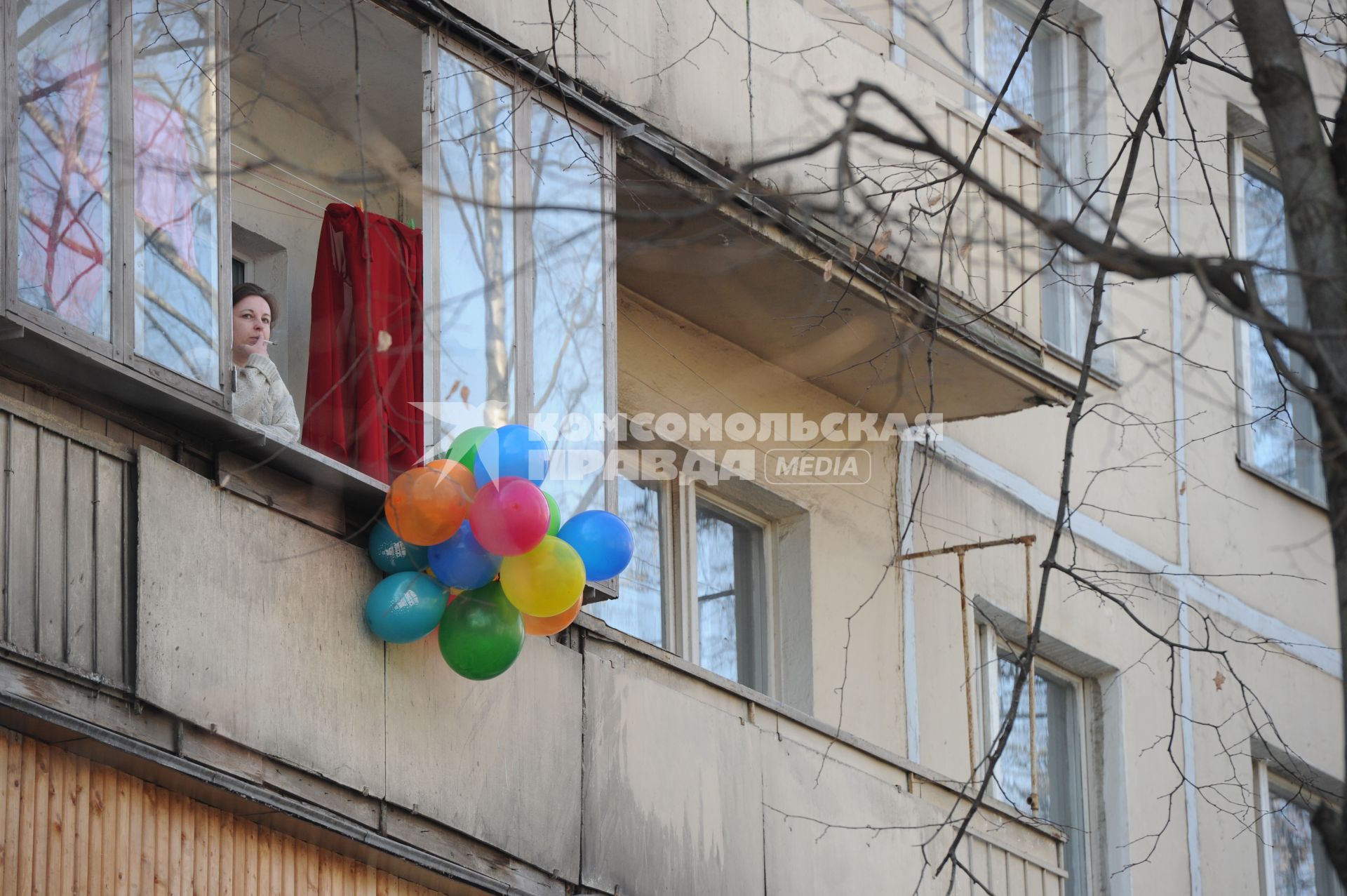 Москва.  Женщина на балконе пятиэтажного жилого дома в районе Матвеевское.