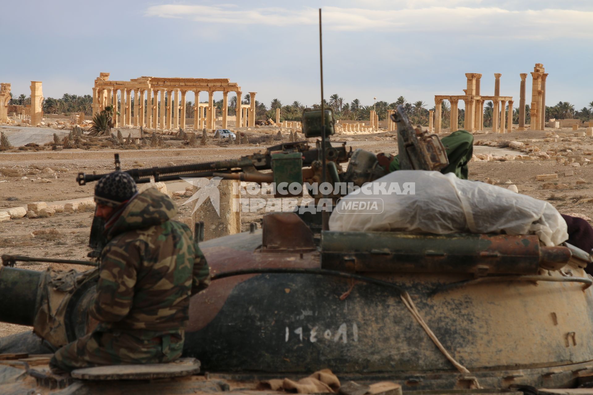 Сирия. Военнослужащие Сирийской Арабской Республики возле архитектурного комплекса древней Пальмиры, освобожденной от боевиков `Исламского государства` сирийскими войсками при поддержке ВКС РФ.