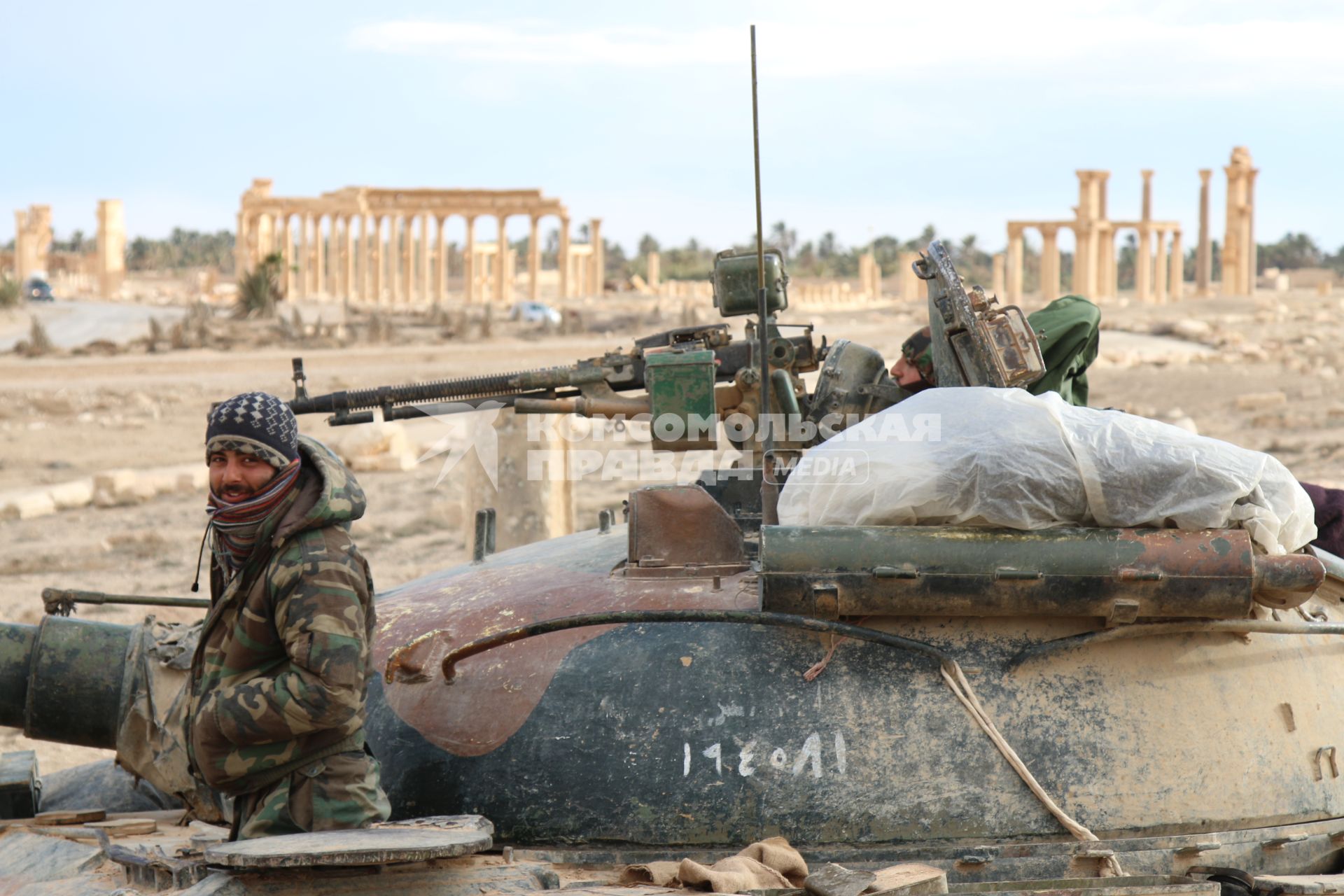 Сирия. Военнослужащие Сирийской Арабской Республики возле архитектурного комплекса древней Пальмиры, освобожденной от боевиков `Исламского государства` сирийскими войсками при поддержке ВКС РФ.