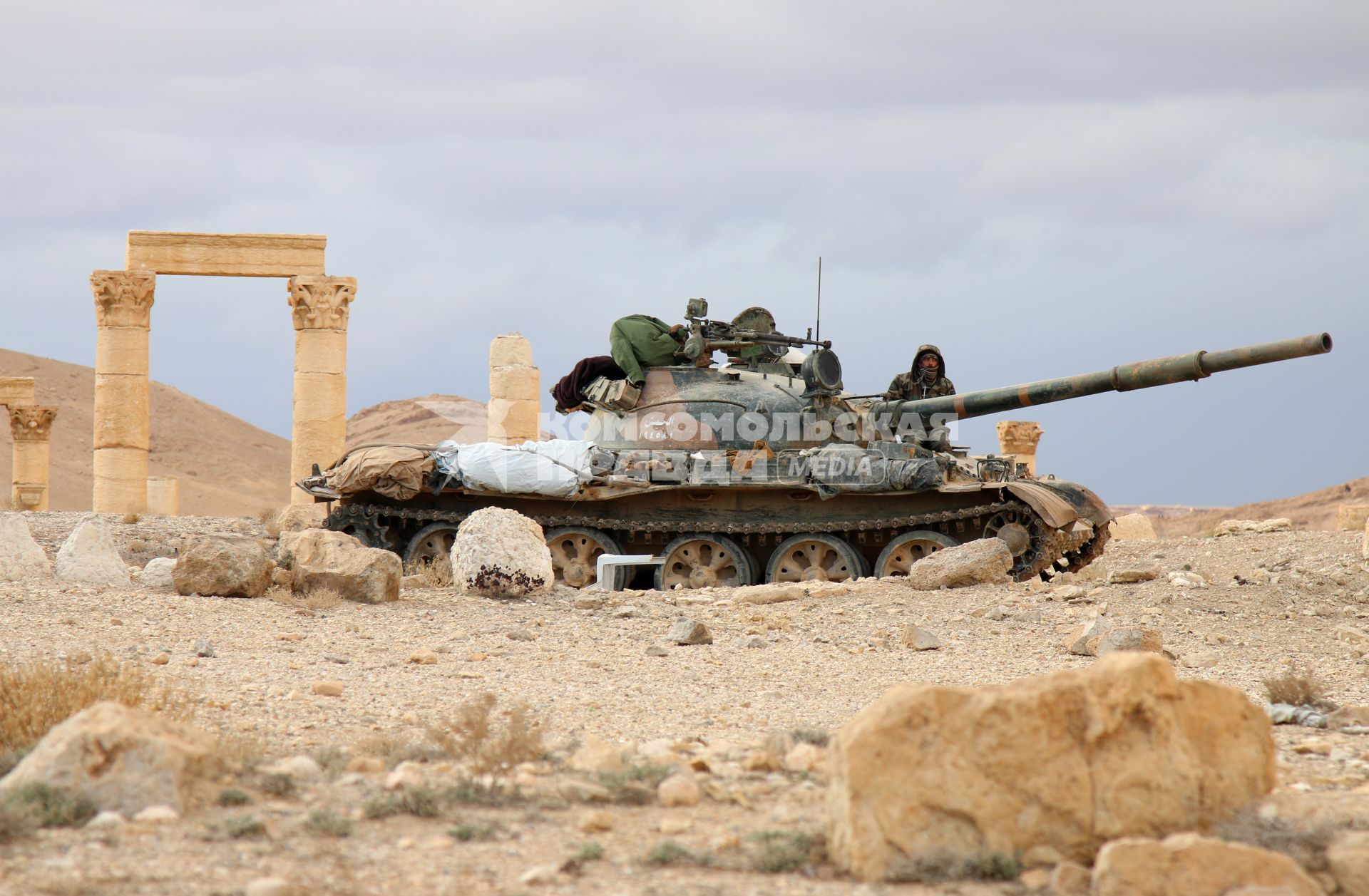 Сирия. Военнослужащие Сирийской Арабской Республики возле архитектурного комплекса древней Пальмиры, освобожденной от боевиков `Исламского государства` сирийскими войсками при поддержке ВКС РФ.