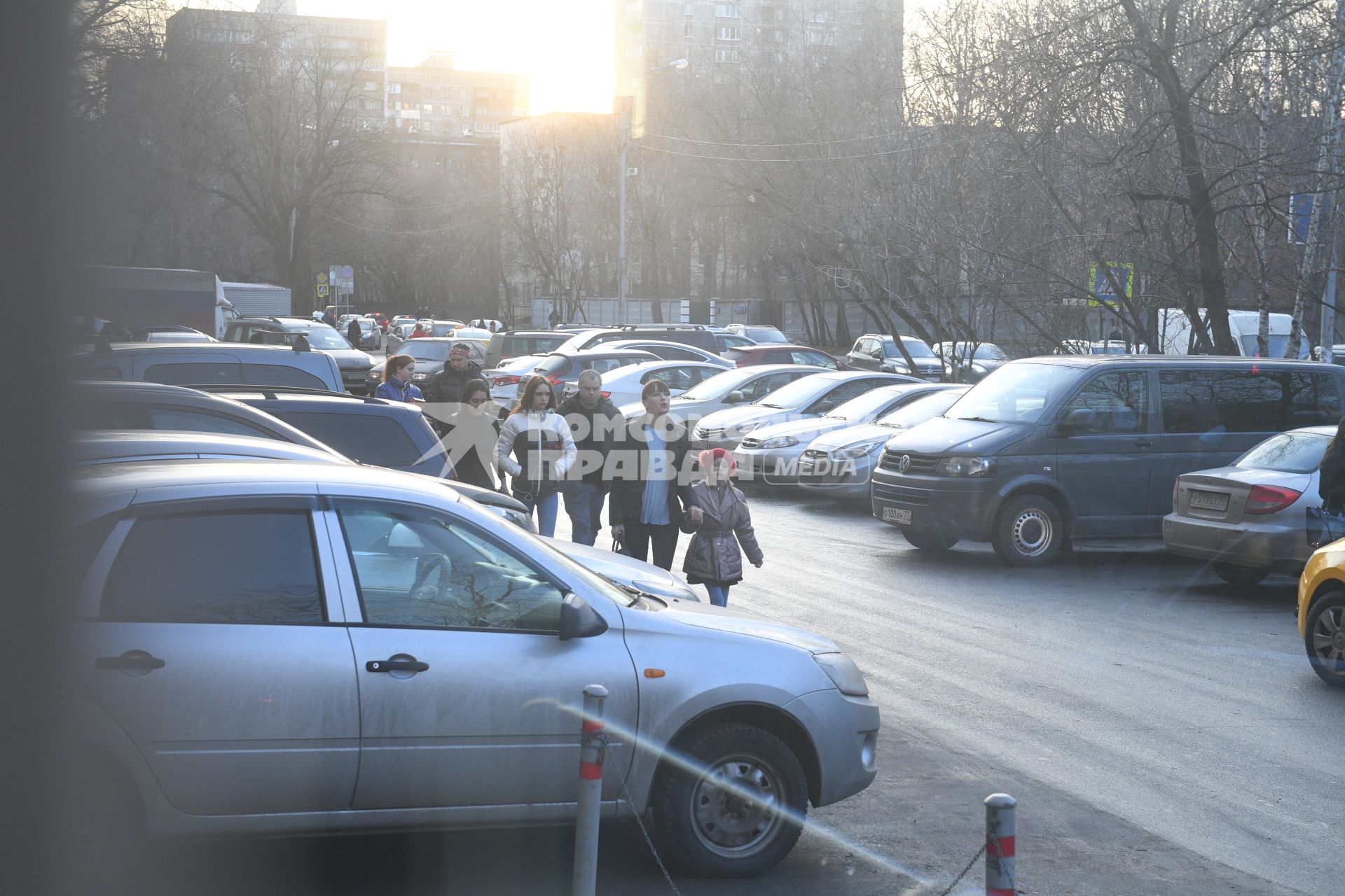 Москва. Диана Шурыгина (слева)  с родителями  у редакции `Комсомольская правда`.