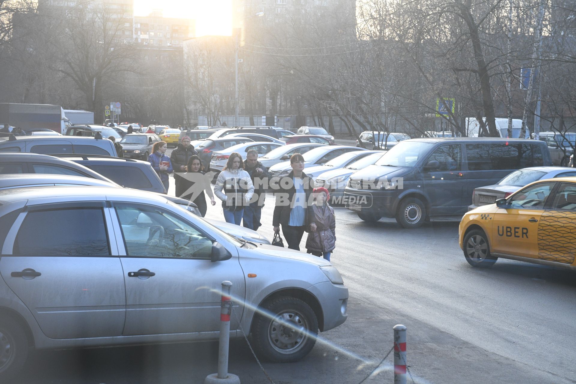 Москва. 17-летняя Диана Шурыгина (слева  в белой куртке), ставшая жертвой изнасилования,   с родителями  у редакции `Комсомольская правда`.