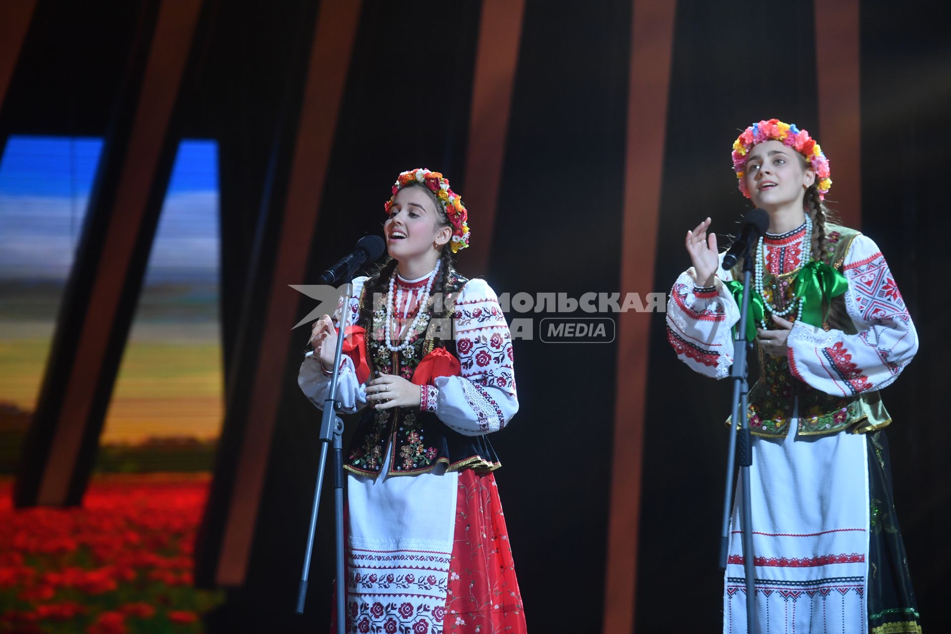 Москва.   Участницы шоу `Минута славы` Екатерина Лесовая (слева) и Анастасия Шапочкина  на съемках передачи на Первом канале.