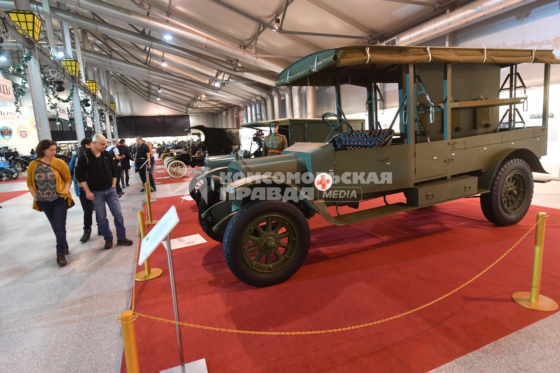 Москва. Автомобиль  White США,1916 на выставке `Первые моторы России` в  КВЦ `Сокольники`.