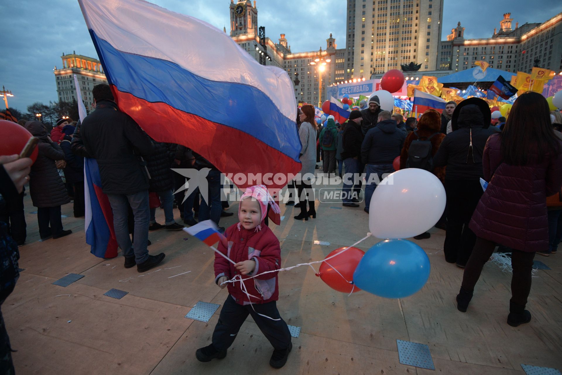 Москва.  Участники  митинг-концерта в рамках студенческого фестиваля `Весна`, приуроченного к годовщине воссоединения Крыма с Россией,  у здания МГУ на Воробьевых горах.