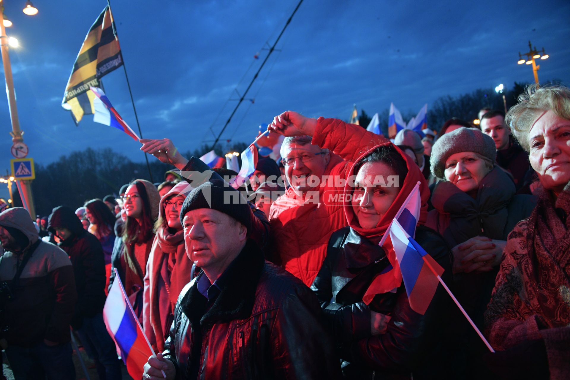 Москва.  Участники  митинг-концерта в рамках студенческого фестиваля `Весна`, приуроченного к годовщине воссоединения Крыма с Россией,  у здания МГУ на Воробьевых горах.